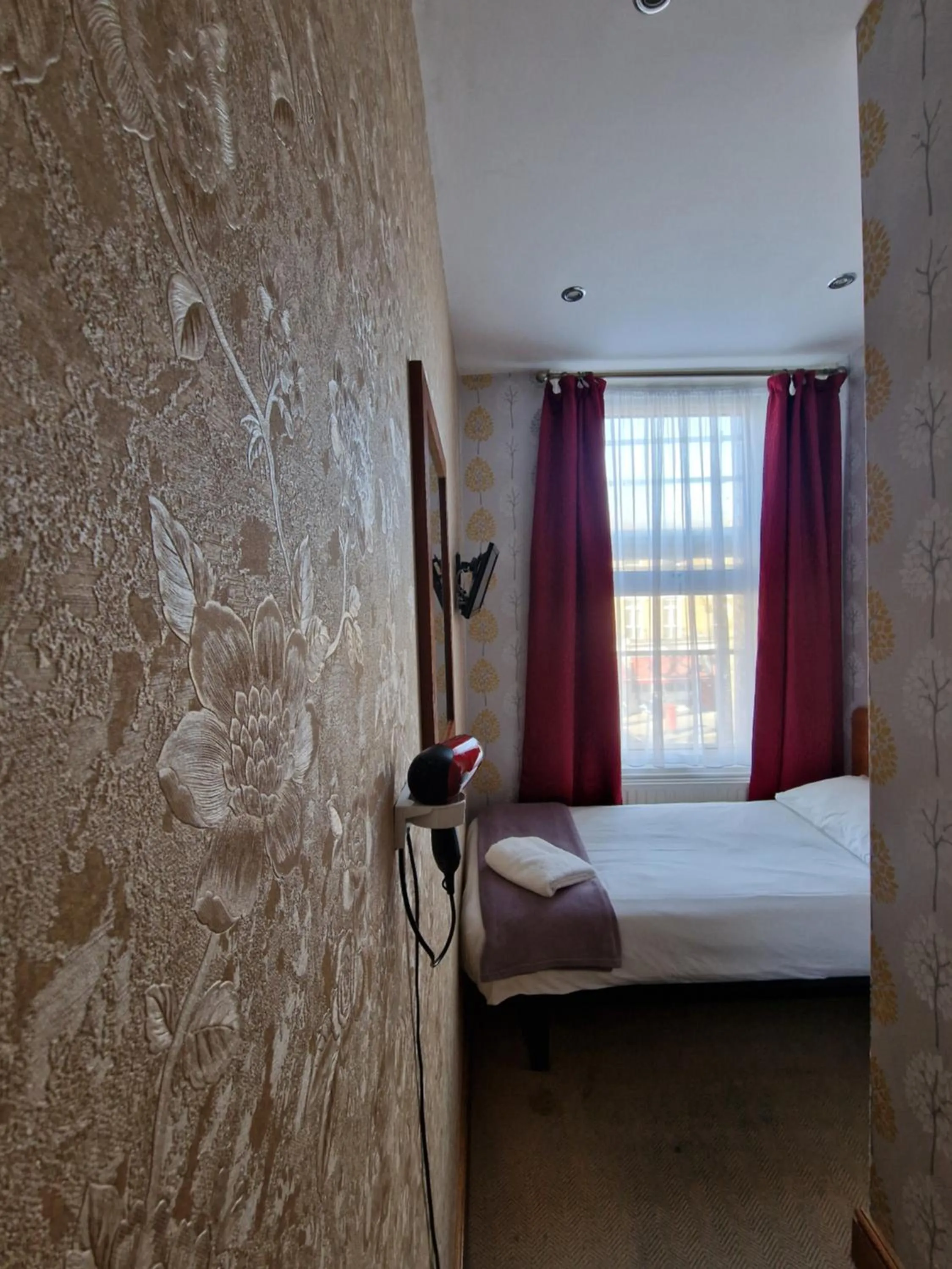 Photo of the whole room, Bed in Hotel 65