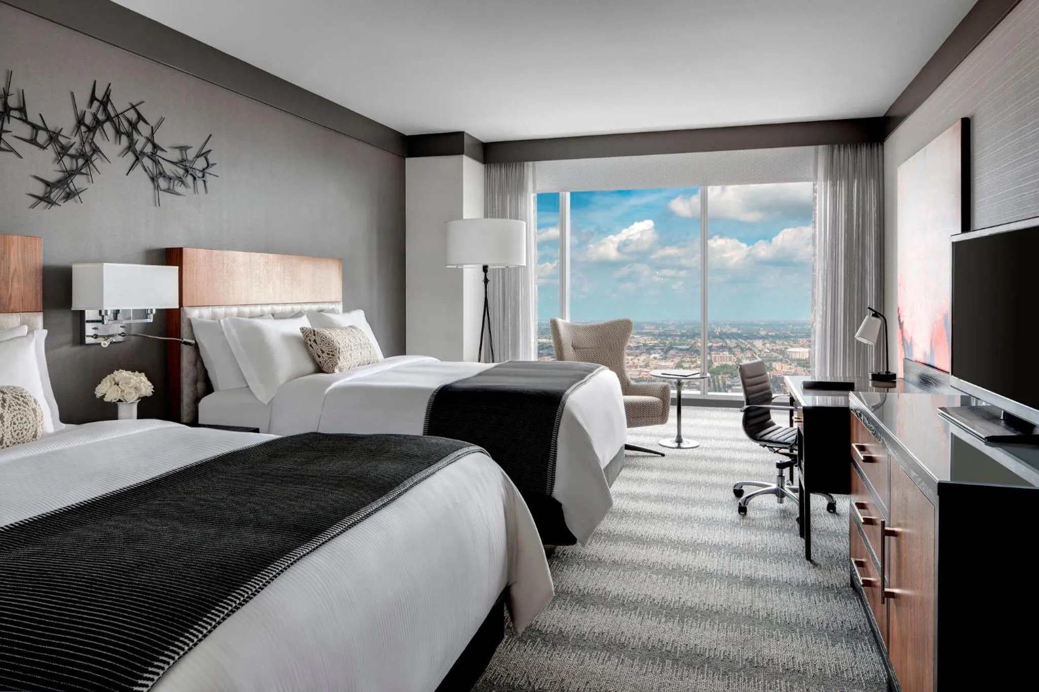 Photo of the whole room, Bed in Loews Chicago Hotel