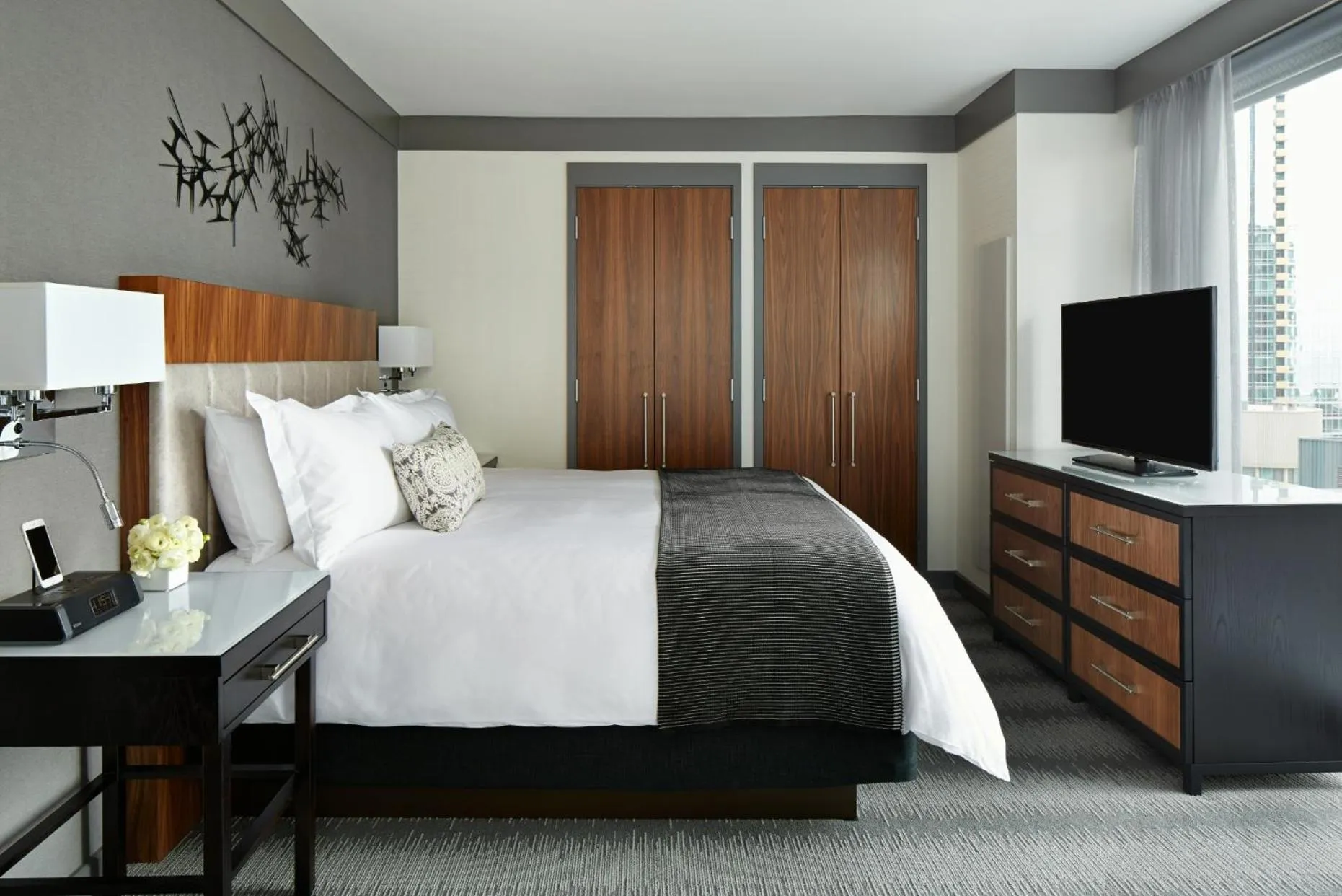 Bedroom, Bed in Loews Chicago Hotel