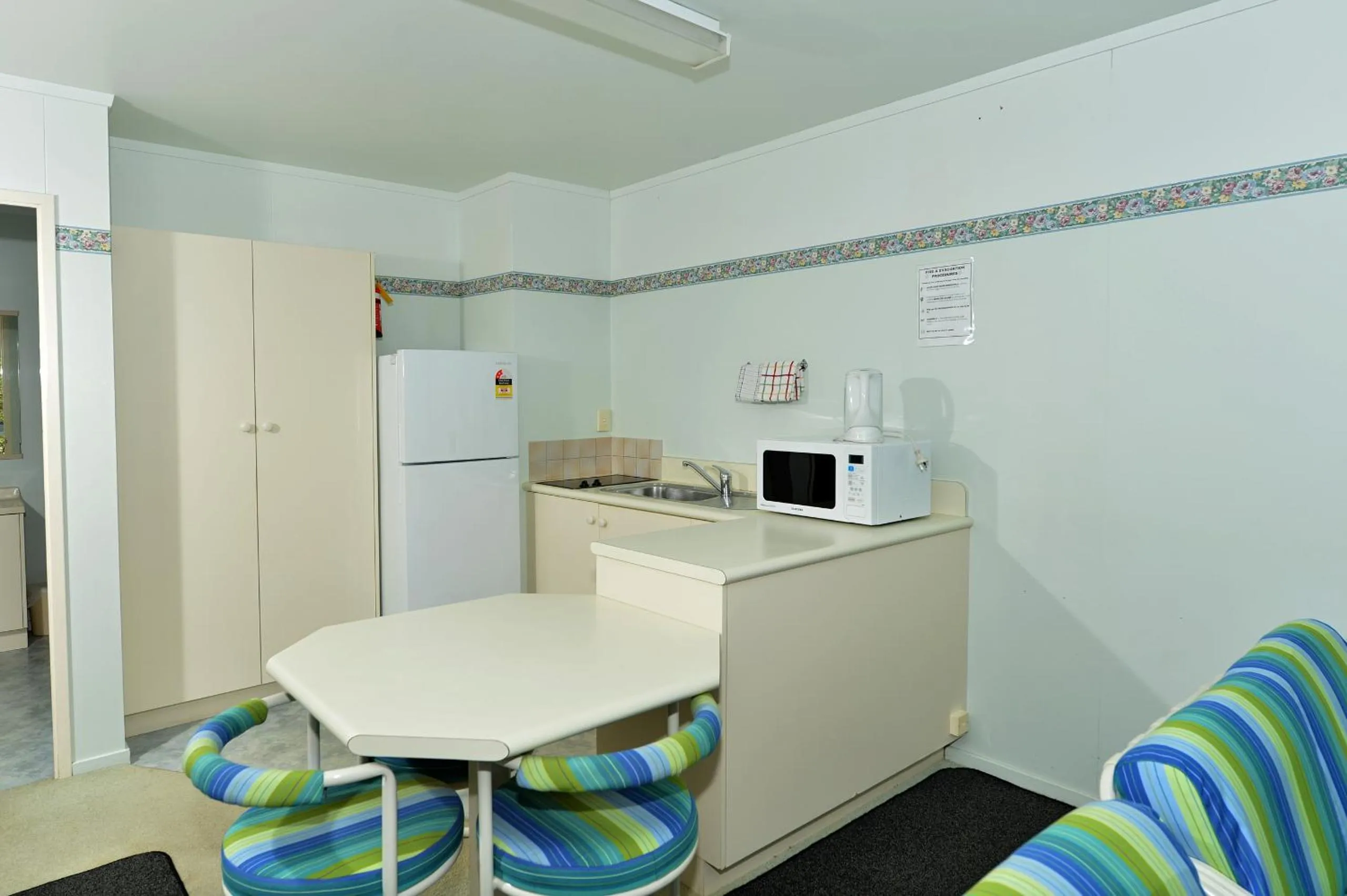 Kitchen or kitchenette in Acacia Lodge Motel