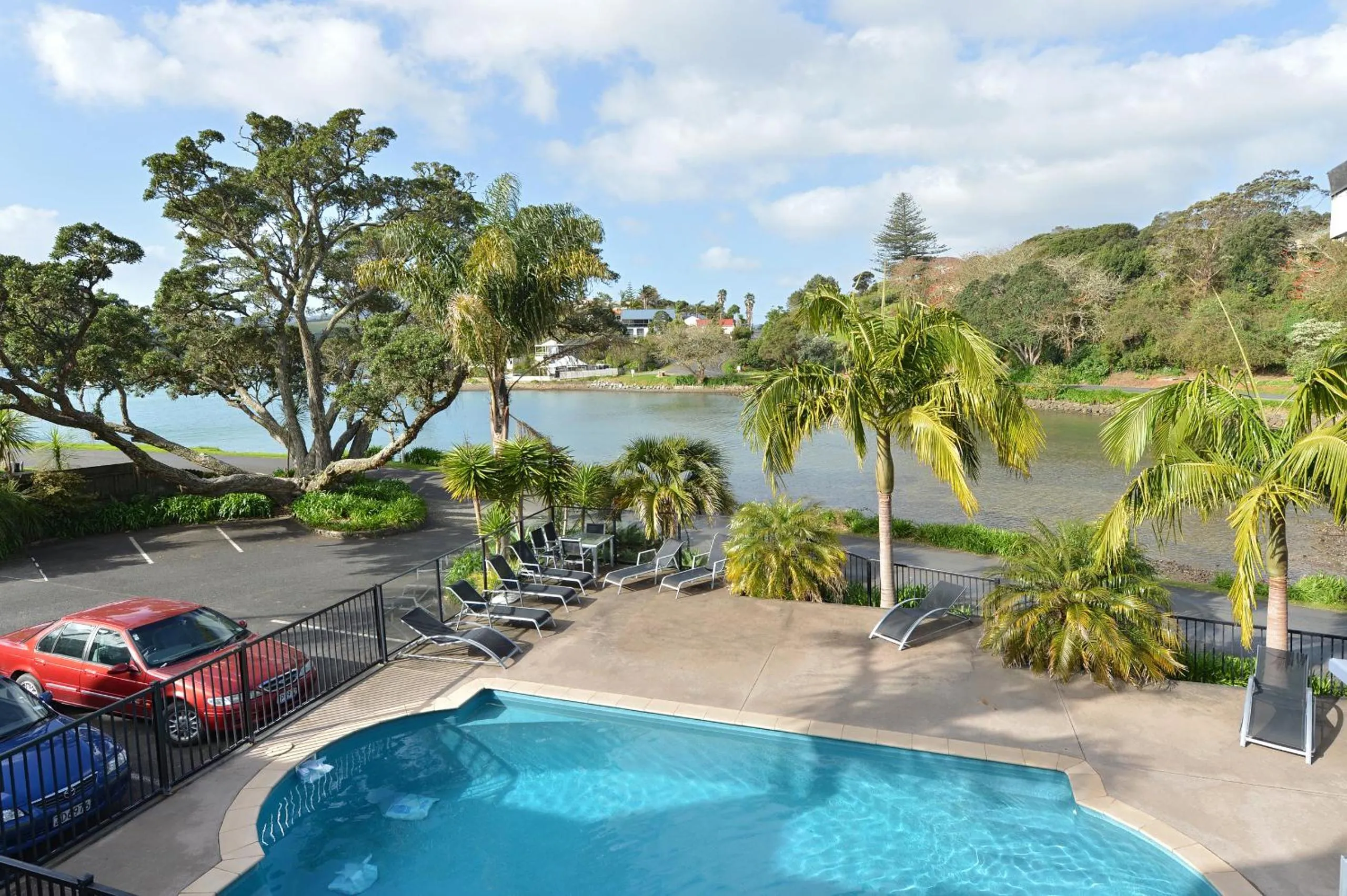 Swimming pool in Acacia Lodge Motel