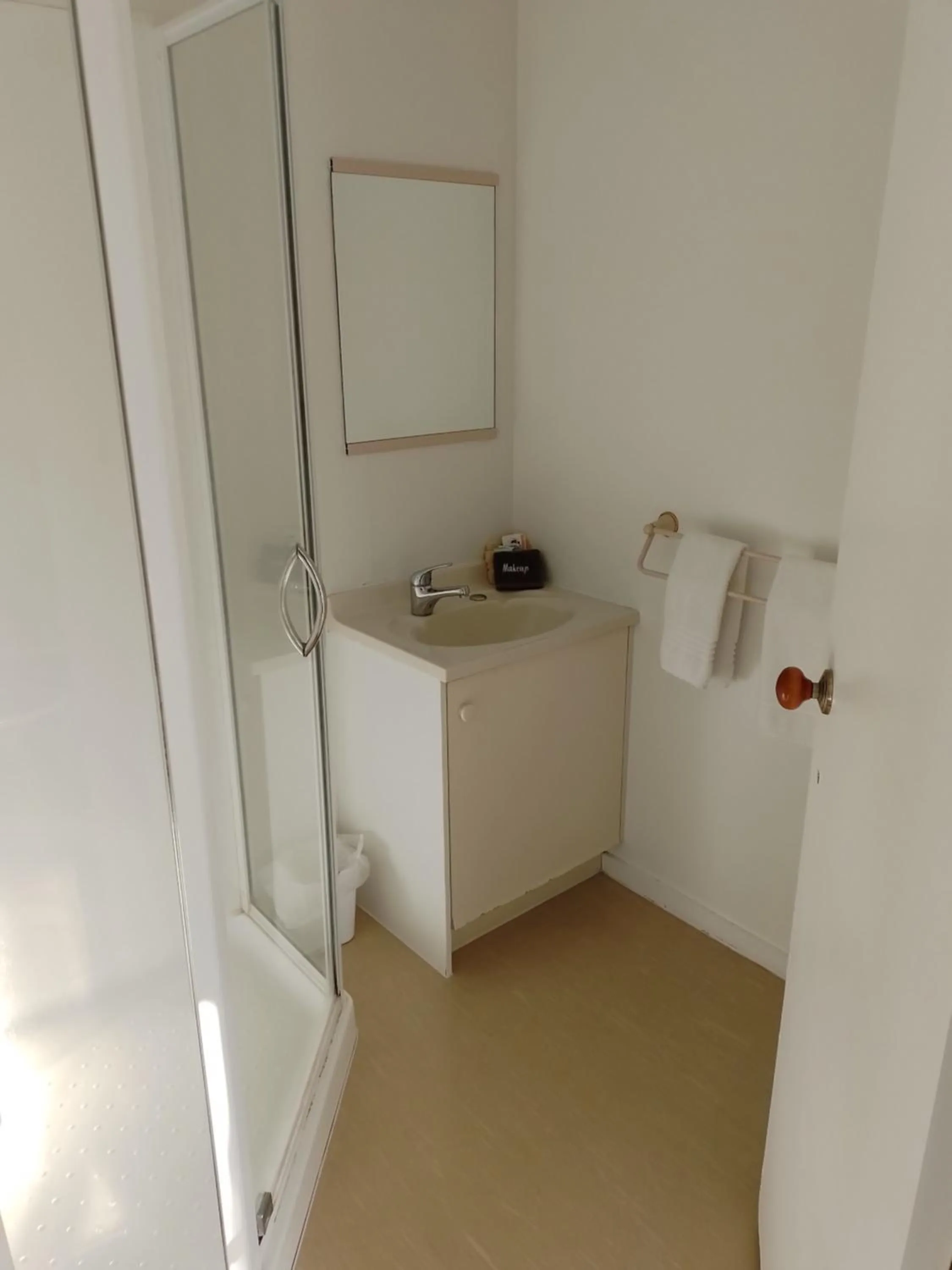 Bathroom, Bed in Acacia Lodge Motel