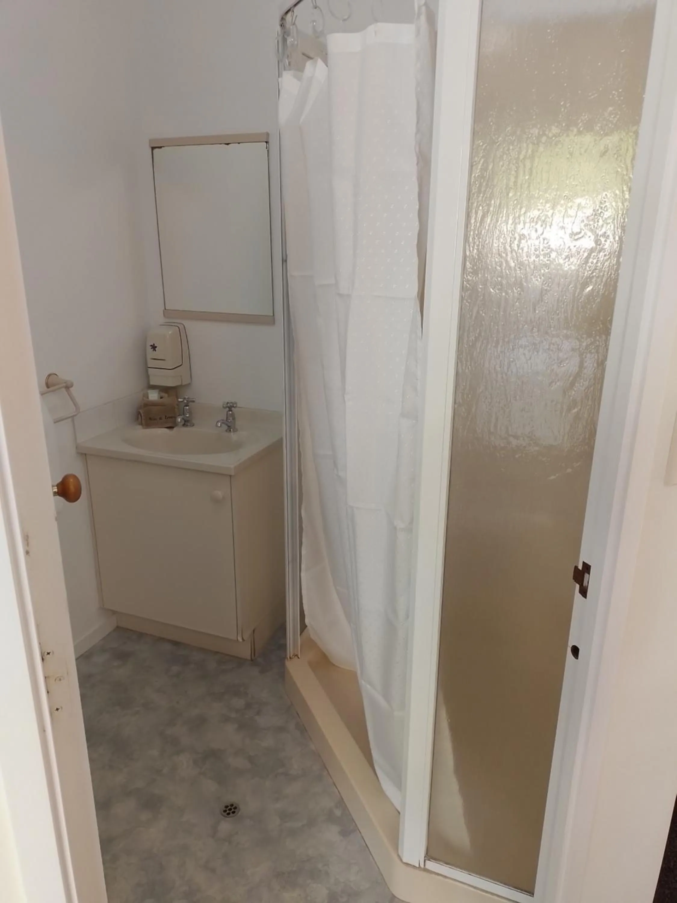 Bathroom in Acacia Lodge Motel