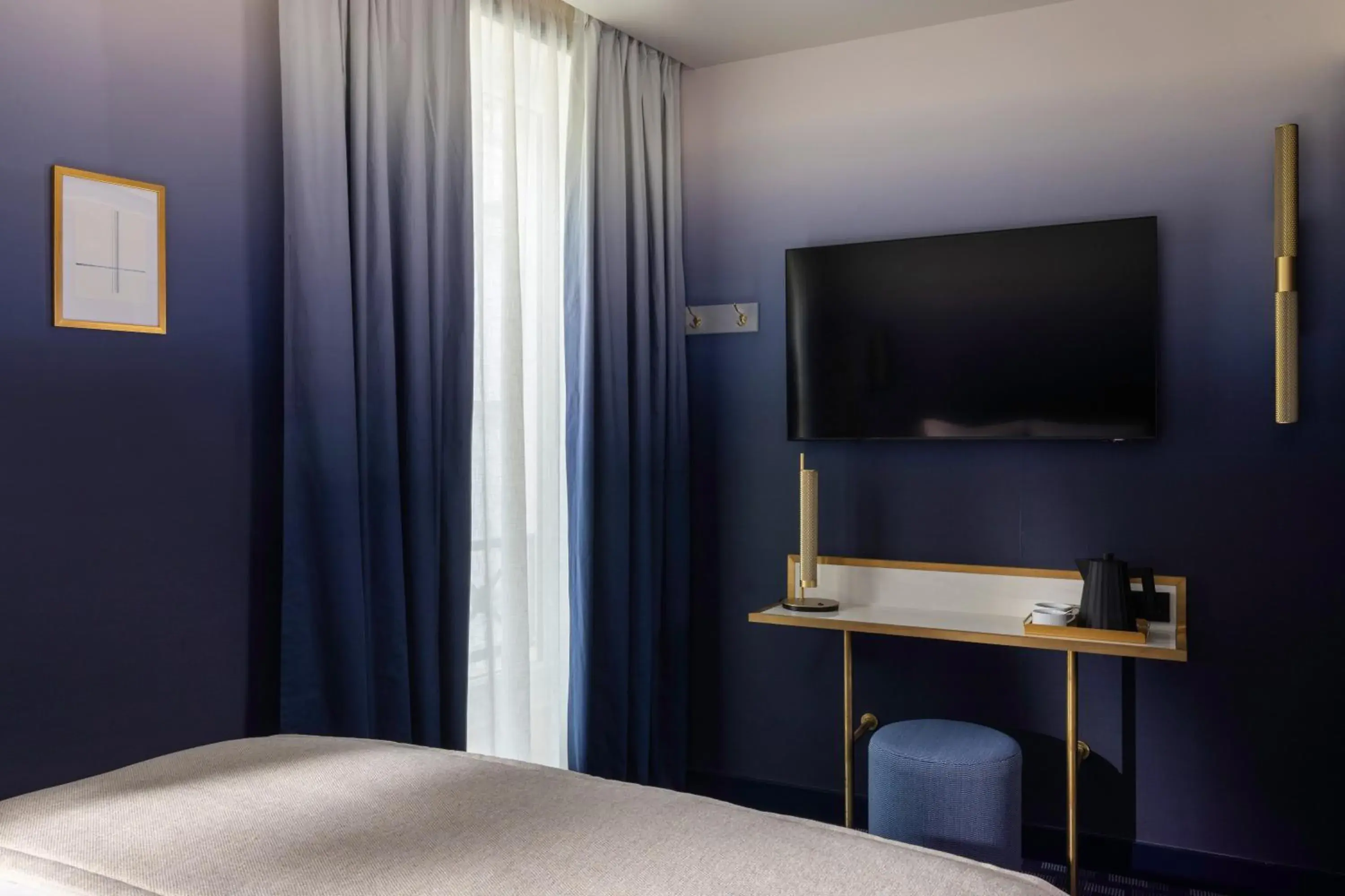 TV and multimedia, Bed in Hôtel Filigrane & Spa TV and multimedia, Bed in Hôtel Filigrane & Spa