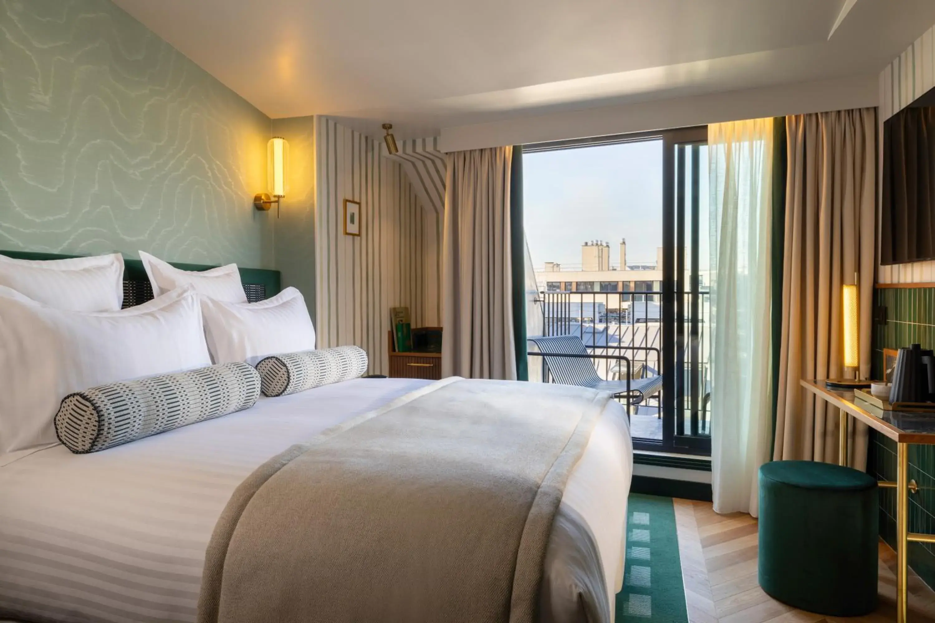 TV and multimedia, Bed in Hôtel Filigrane & Spa TV and multimedia, Bed in Hôtel Filigrane & Spa