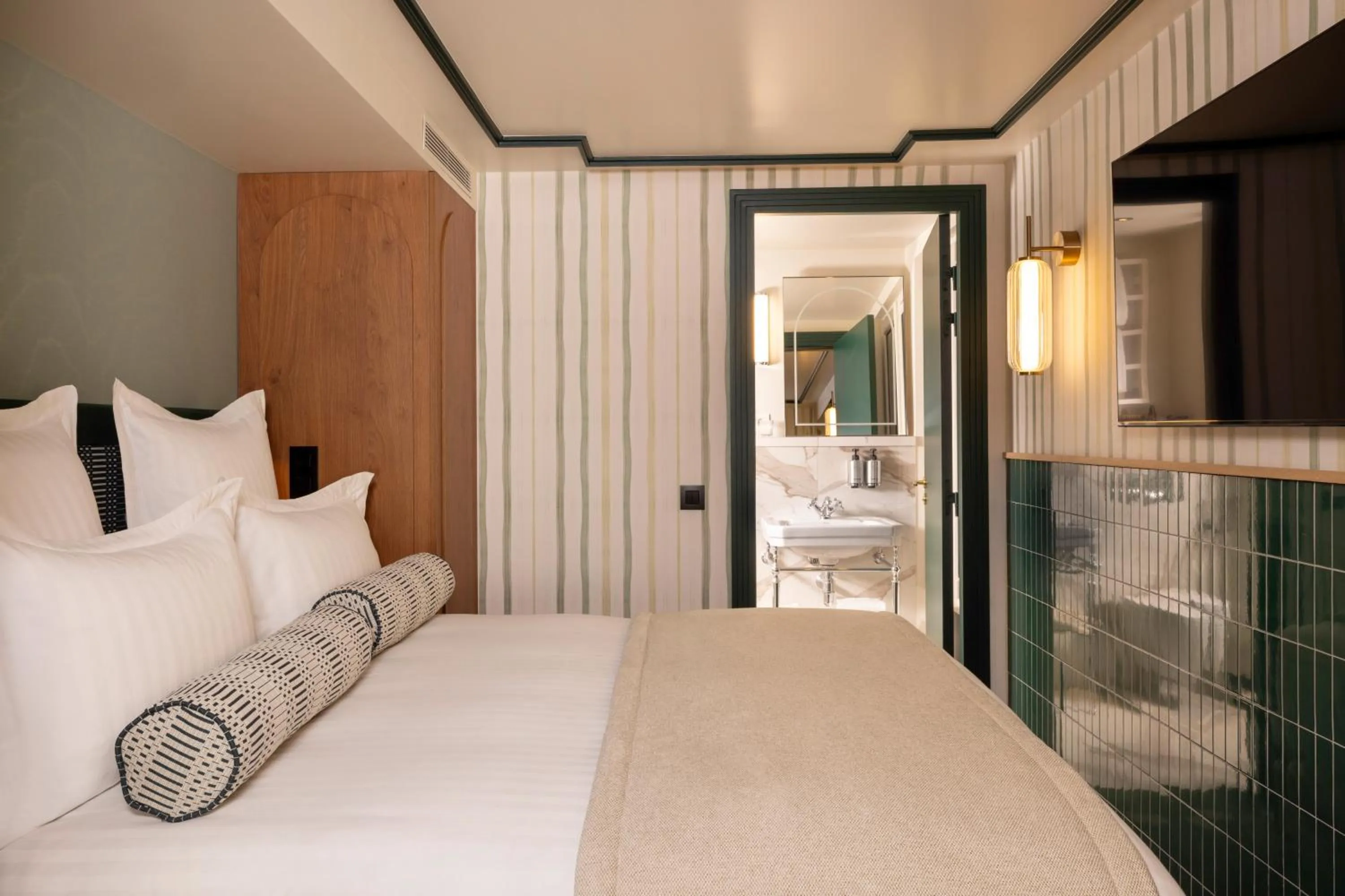 Bathroom, Bed in Hôtel Filigrane & Spa