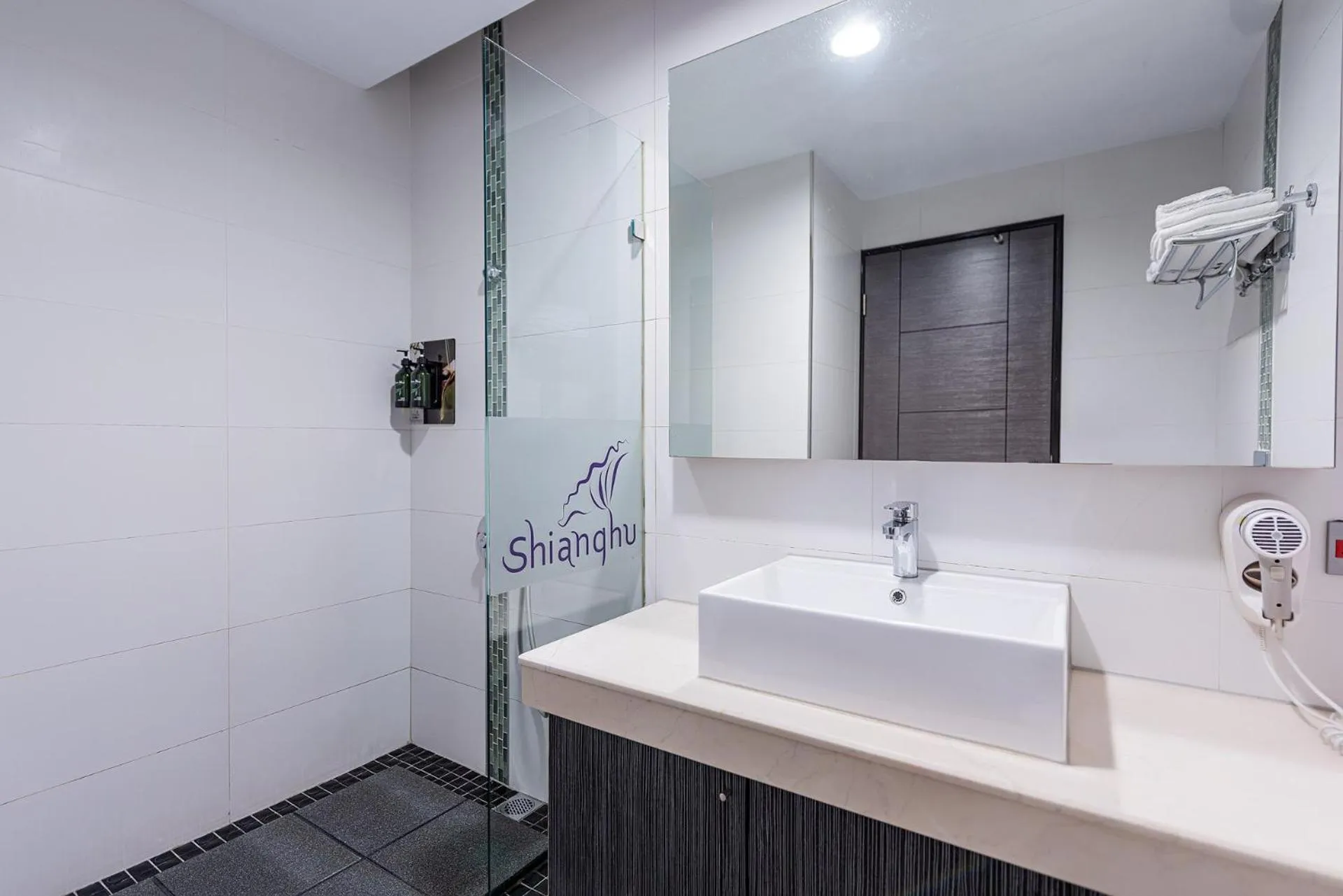Shower in Shianghu Boutique Hotel
