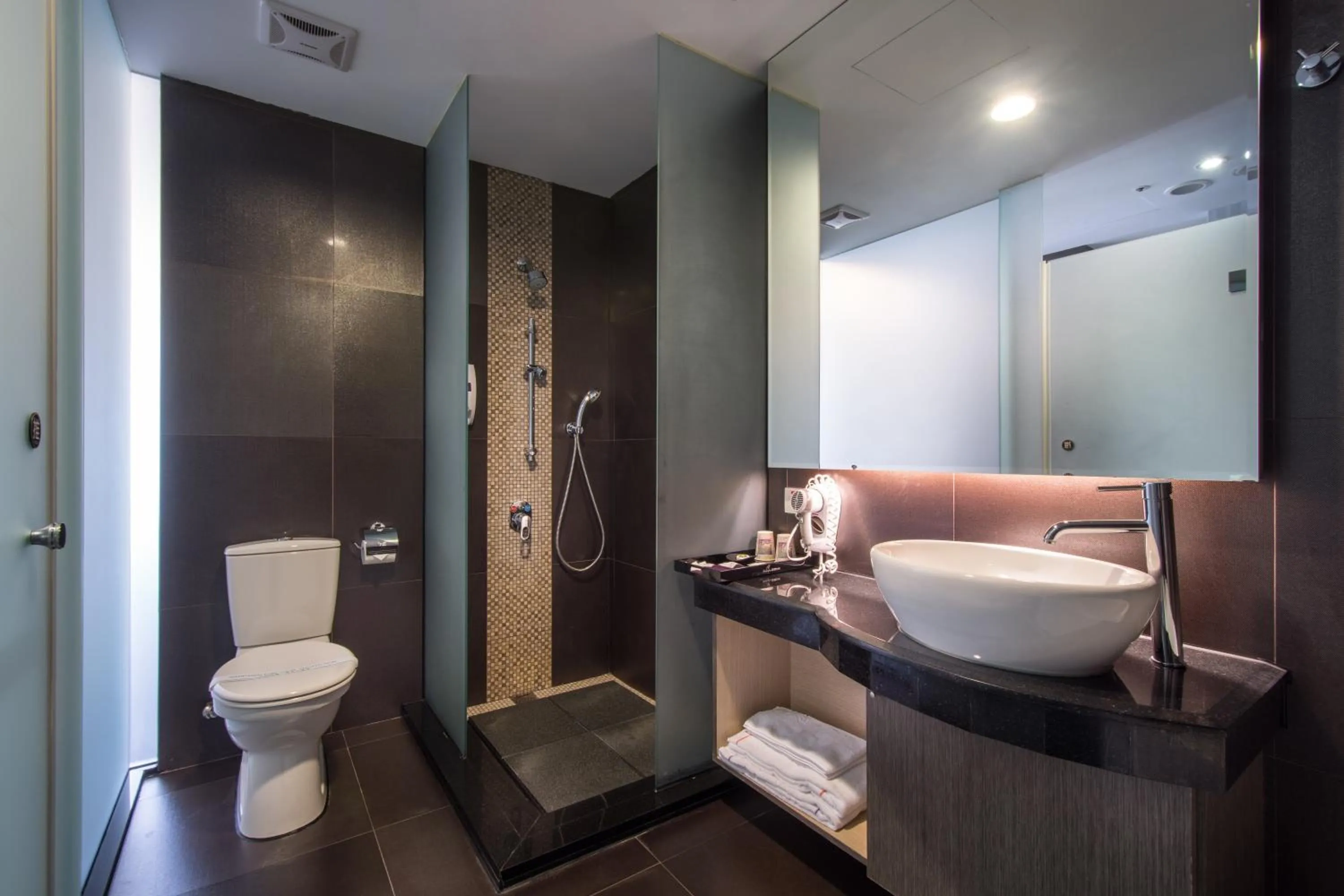 Shower in Shianghu Boutique Hotel