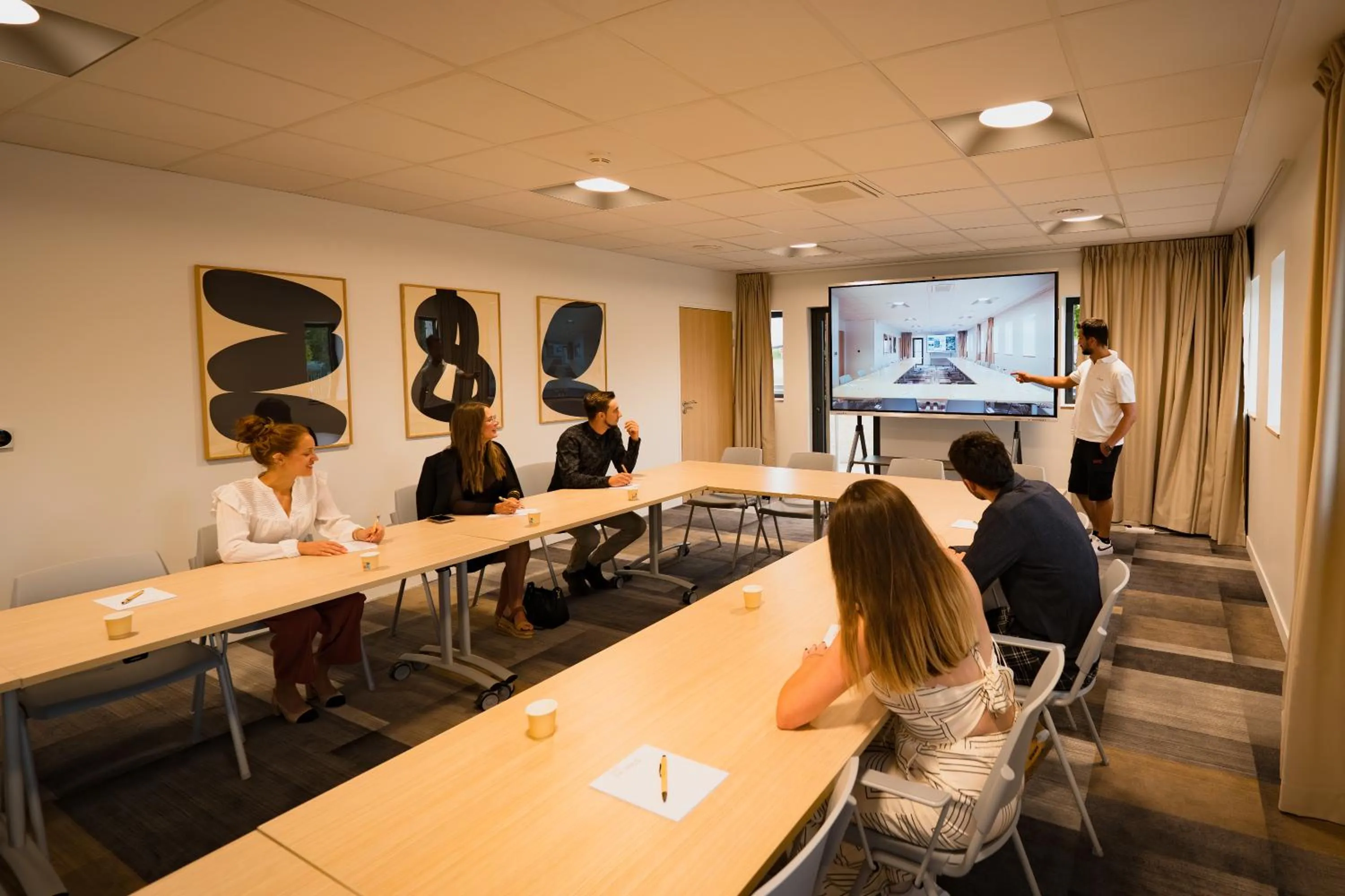 Meeting/conference room in Bô Hôtels Ambronay