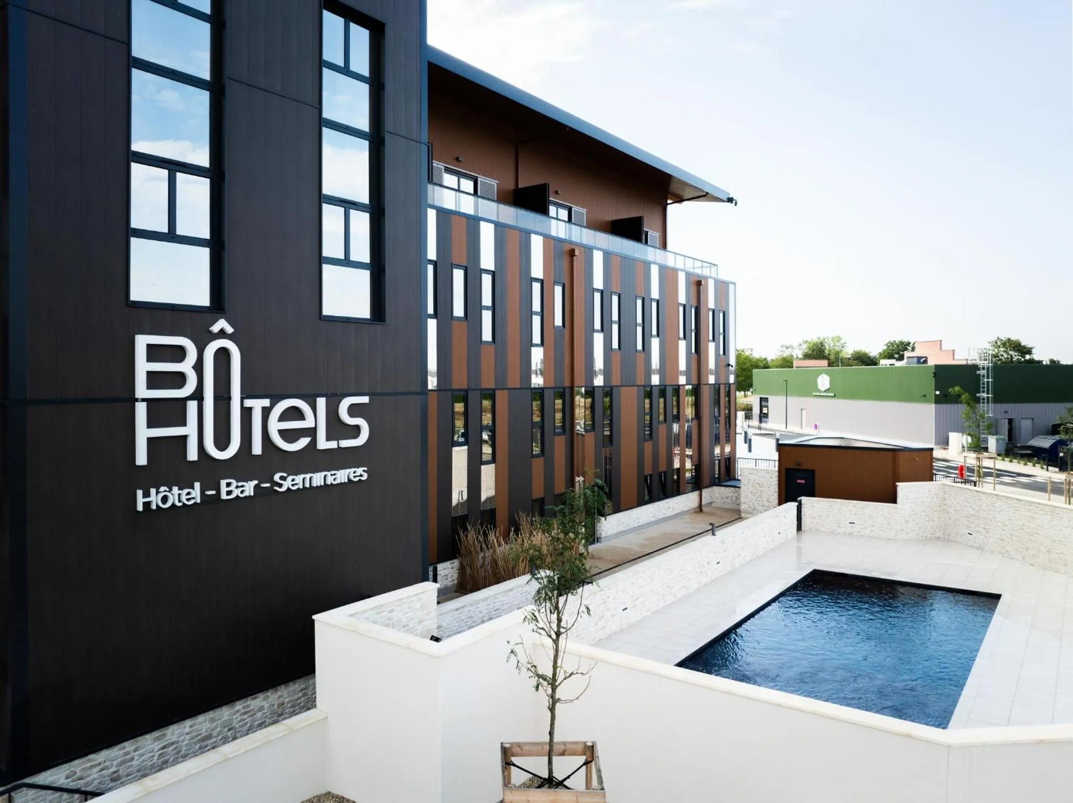 Swimming pool in Bô Hôtels Ambronay