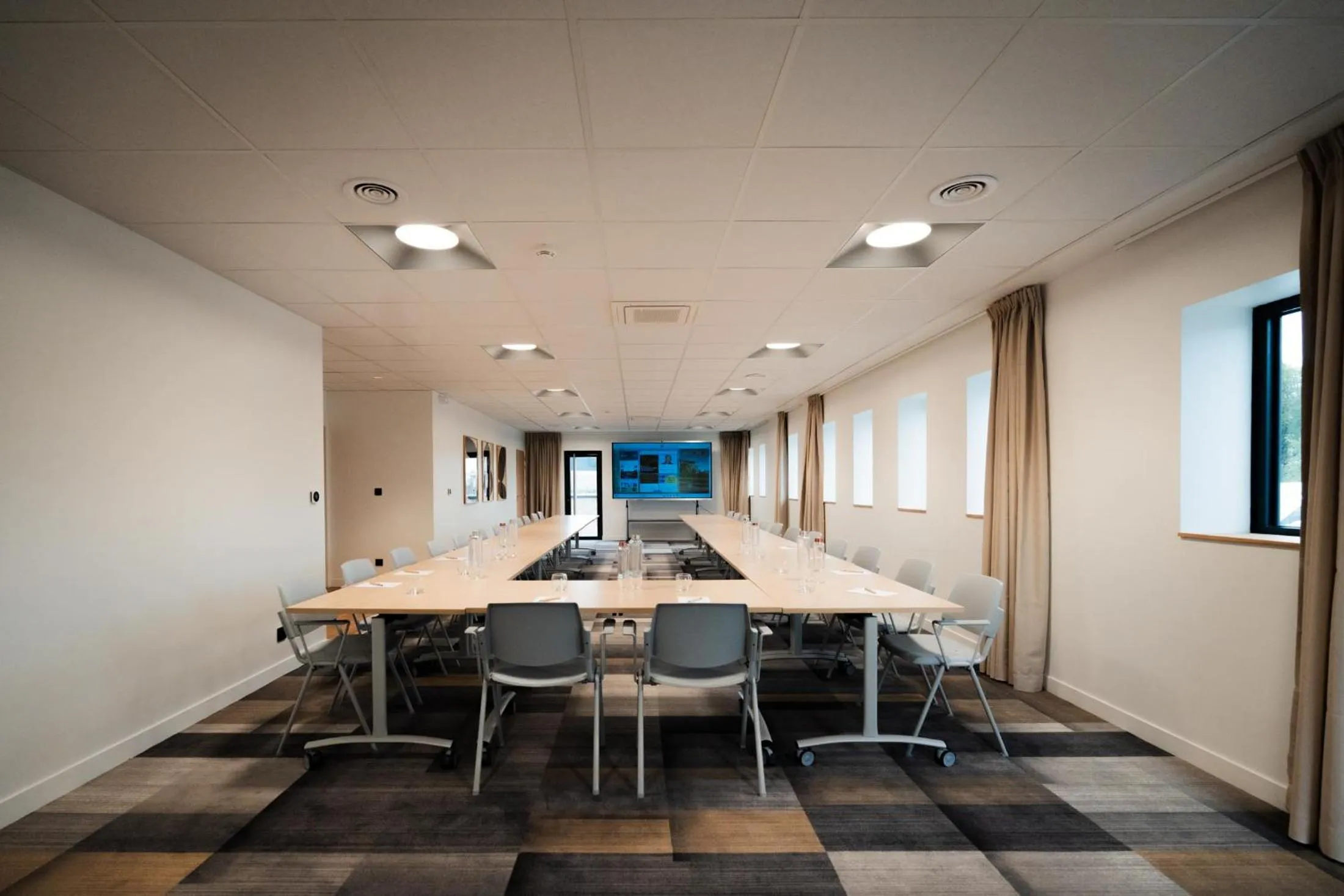 Meeting/conference room in Bô Hôtels Ambronay