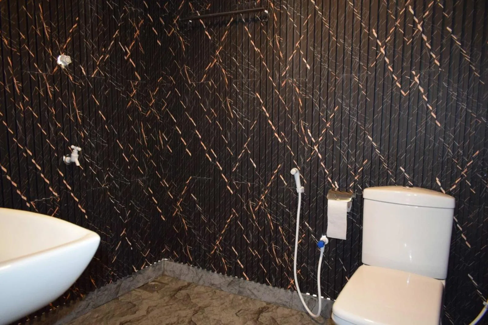 Toilet in Golden Beach Cottages