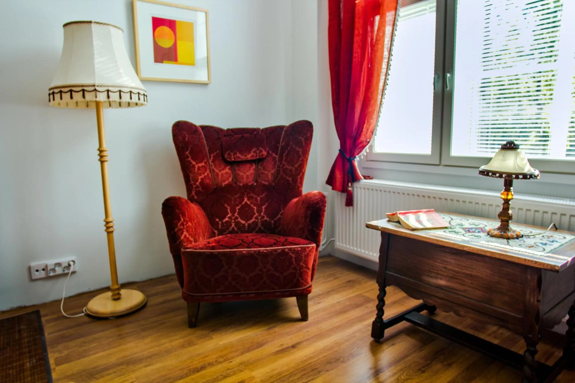 Seating area in Salpalinjan Hovi