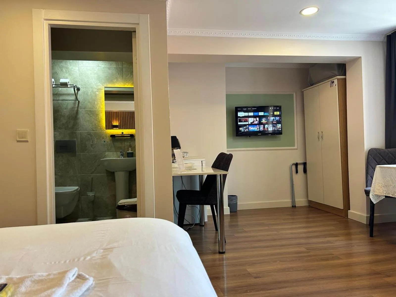 Communal lounge/ TV room, Bed in Naila Hotel