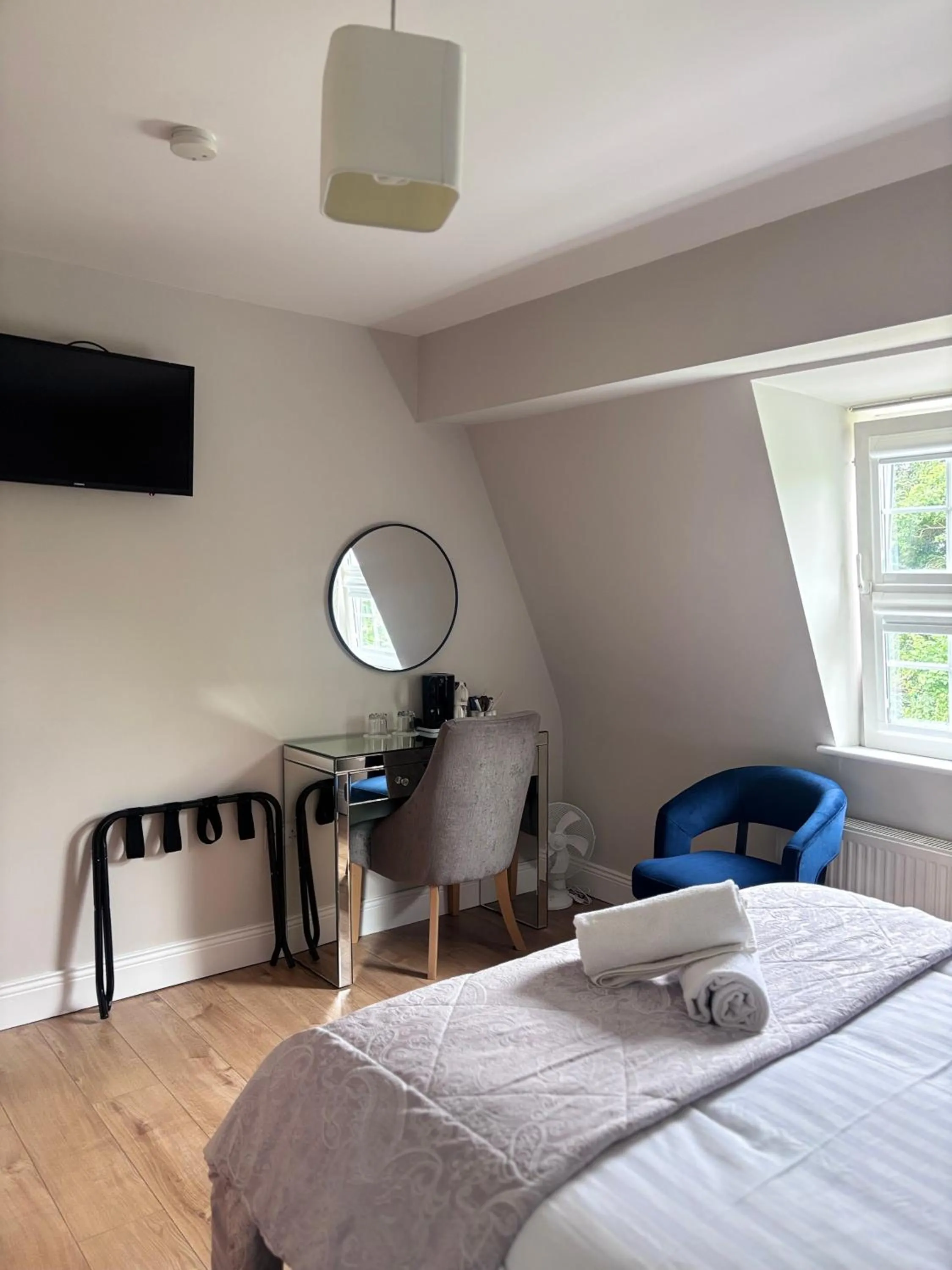 Seating area, Bed in Beechwood House Accommodation