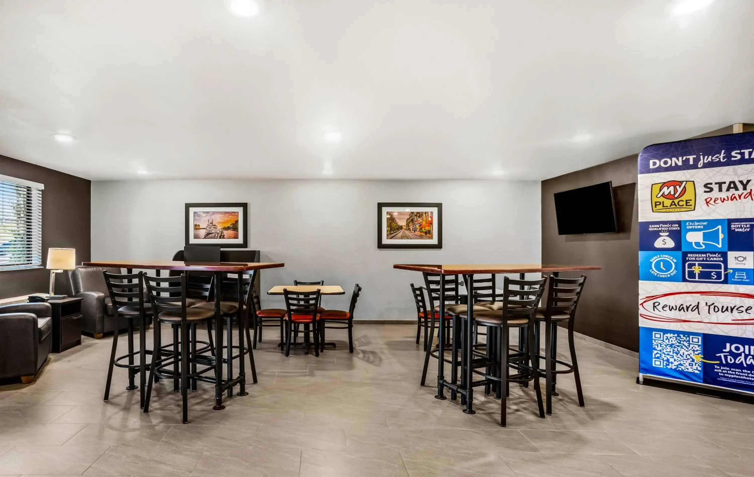 Seating area in My Place Hotel-Savannah Airport/Pooler, GA Seating area in My Place Hotel-Savannah Airport/Pooler, GA