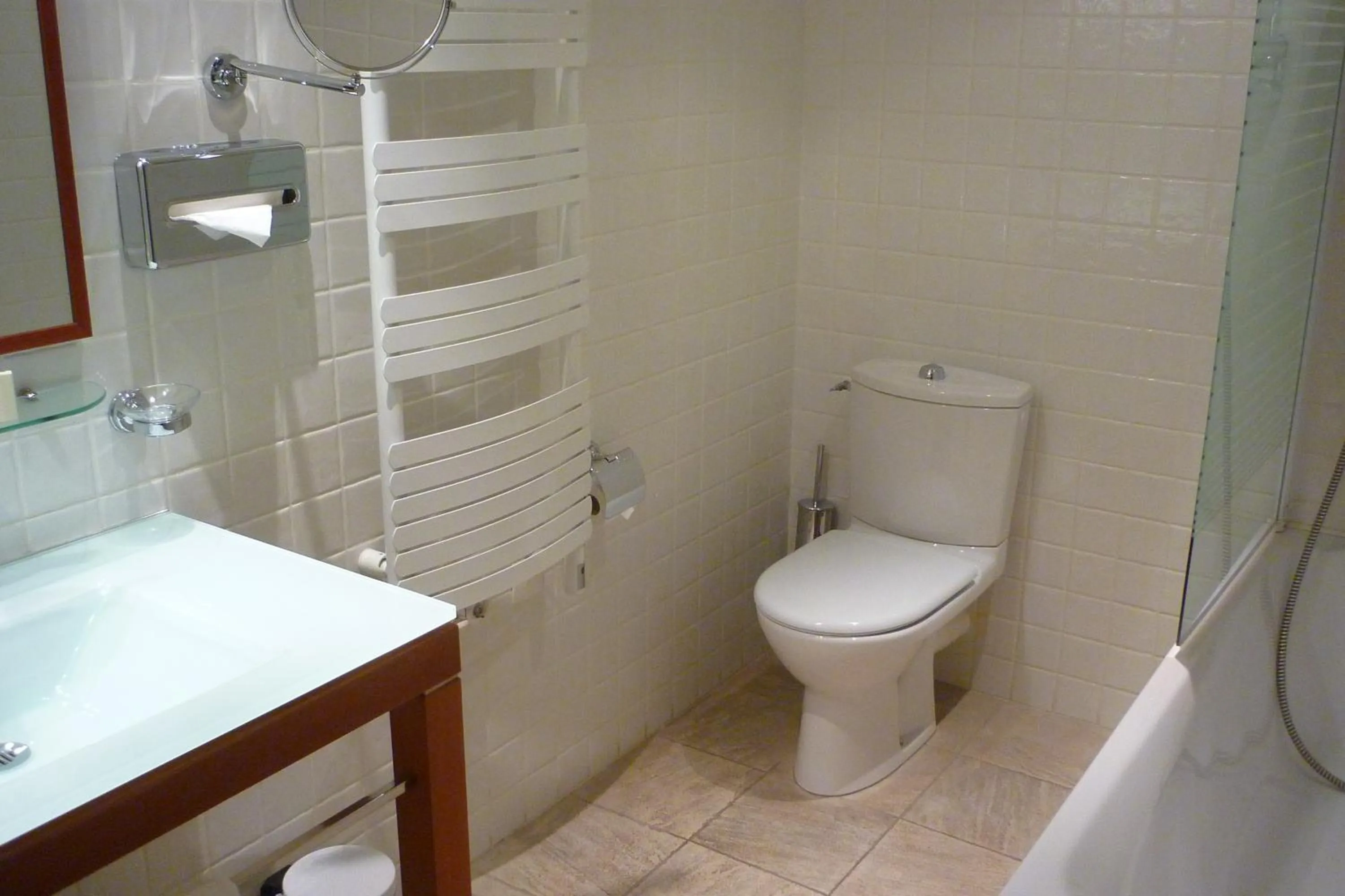 Toilet in Appart Hotel Charles Sander