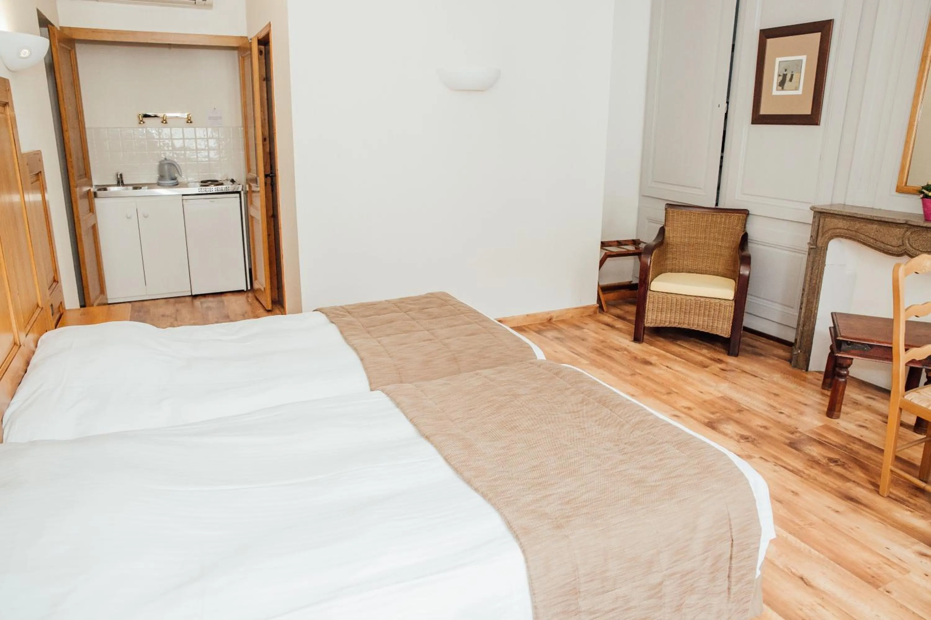 Kitchen or kitchenette, Bed in Appart Hotel Charles Sander