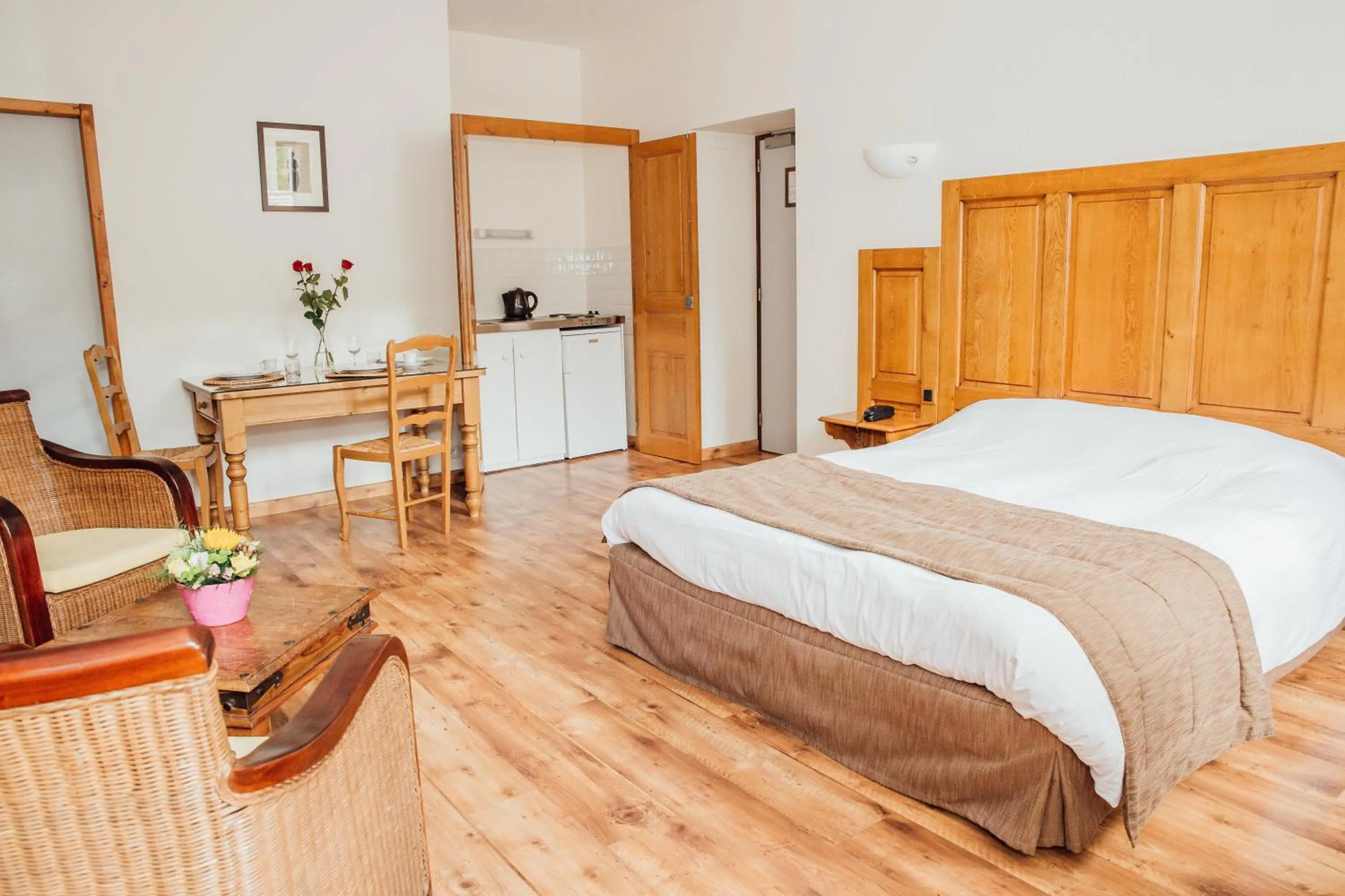 Kitchen or kitchenette, Bed in Appart Hotel Charles Sander