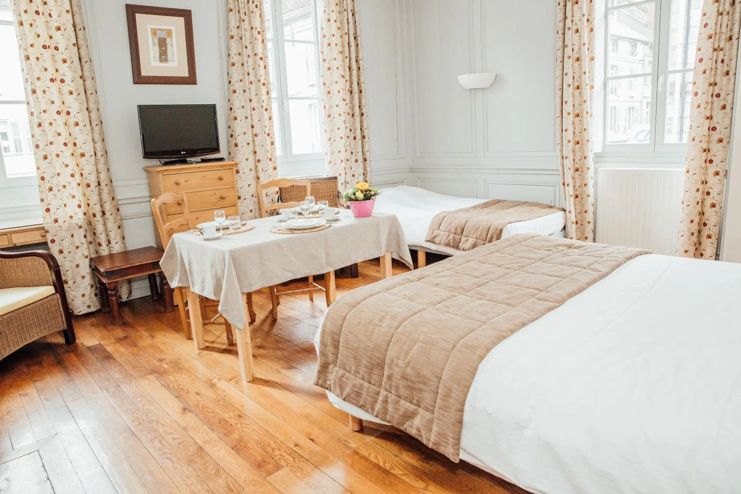 Seating area, Bed in Appart Hotel Charles Sander