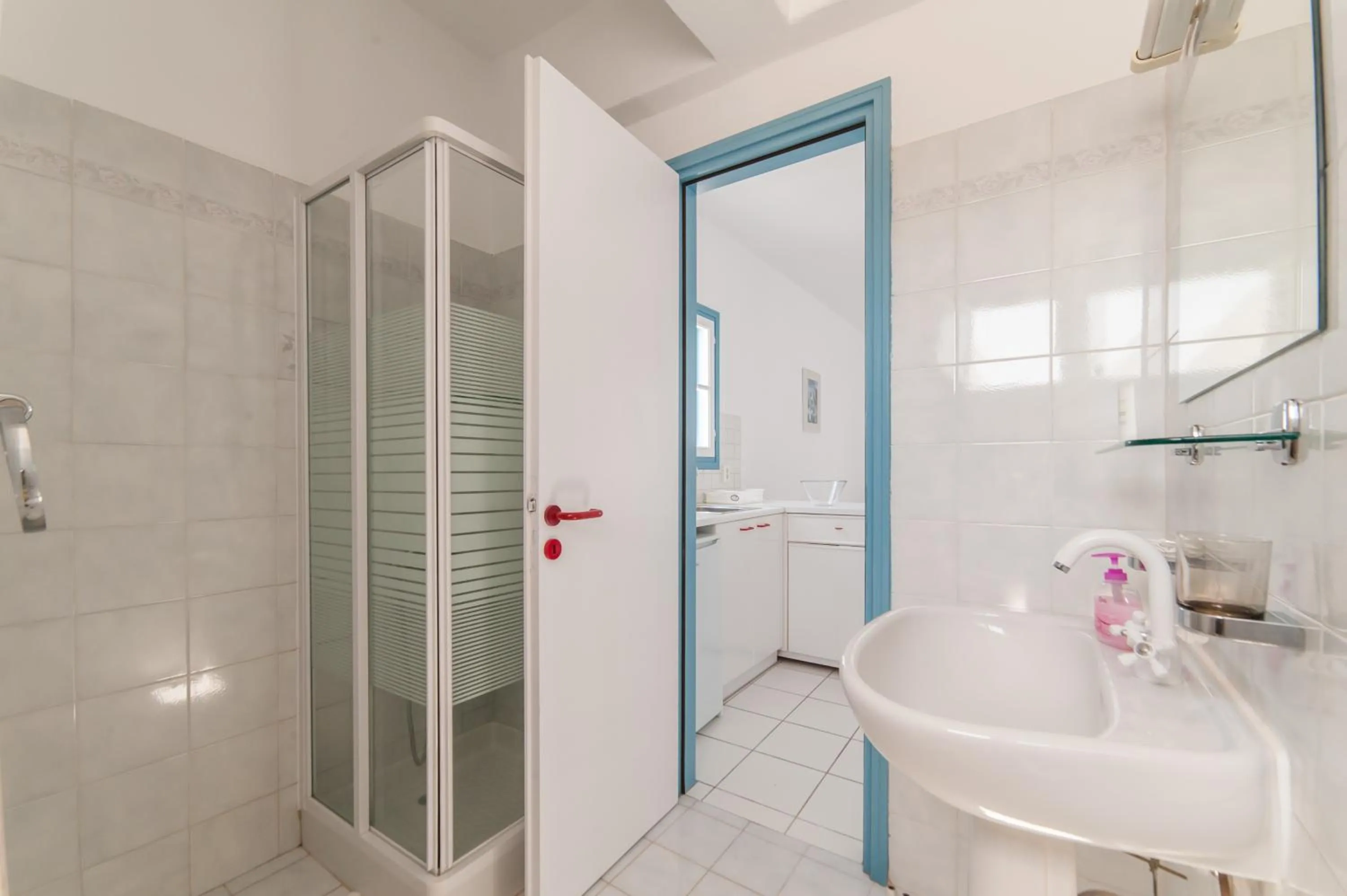 Shower in Fivos Apartments