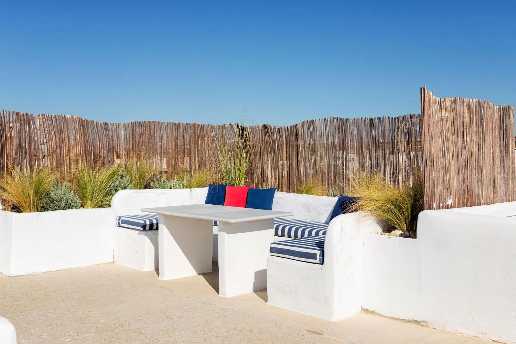 Area and facilities in Fivos Apartments