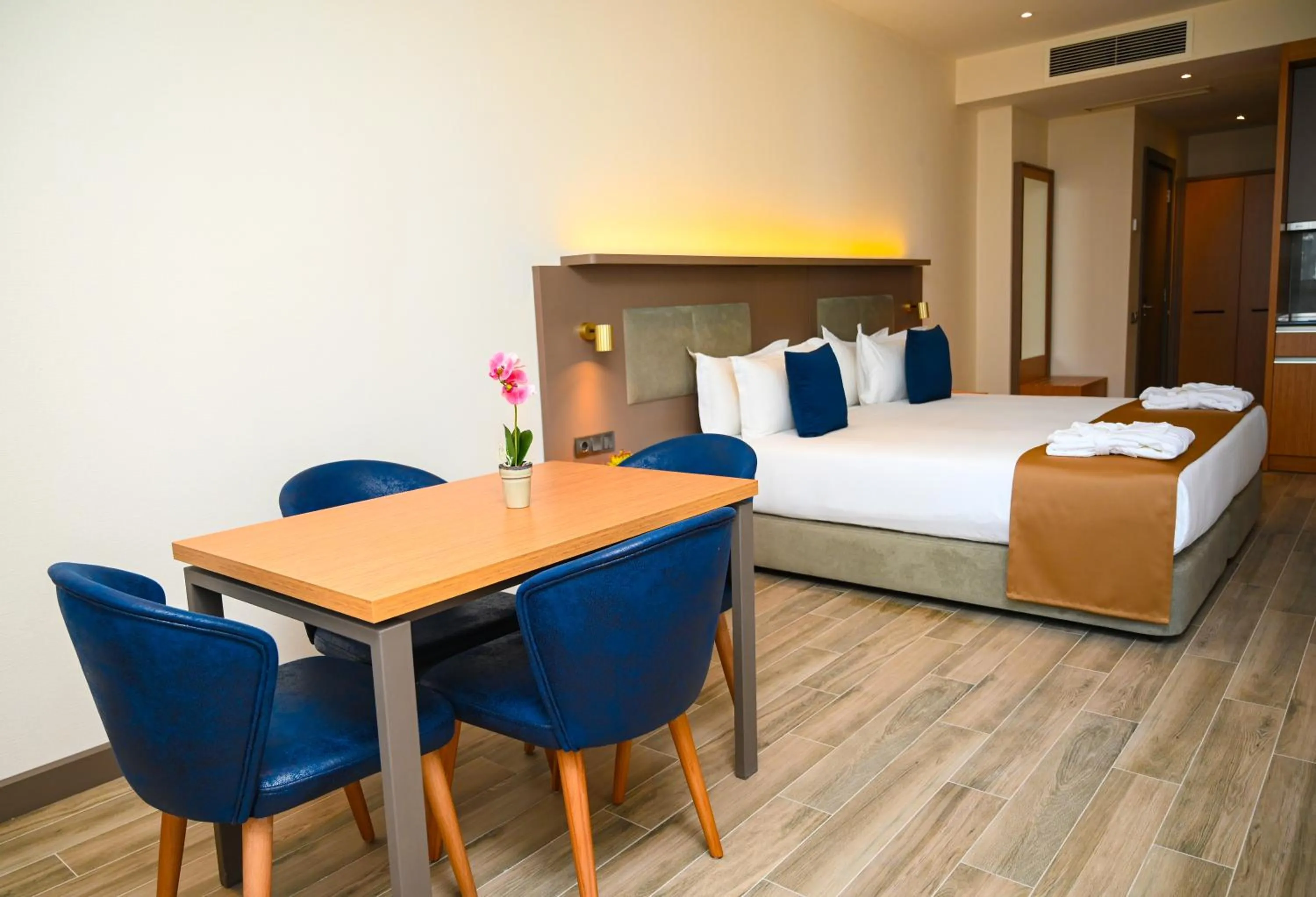 Seating area, Bed in New Wave Apart-Hotel