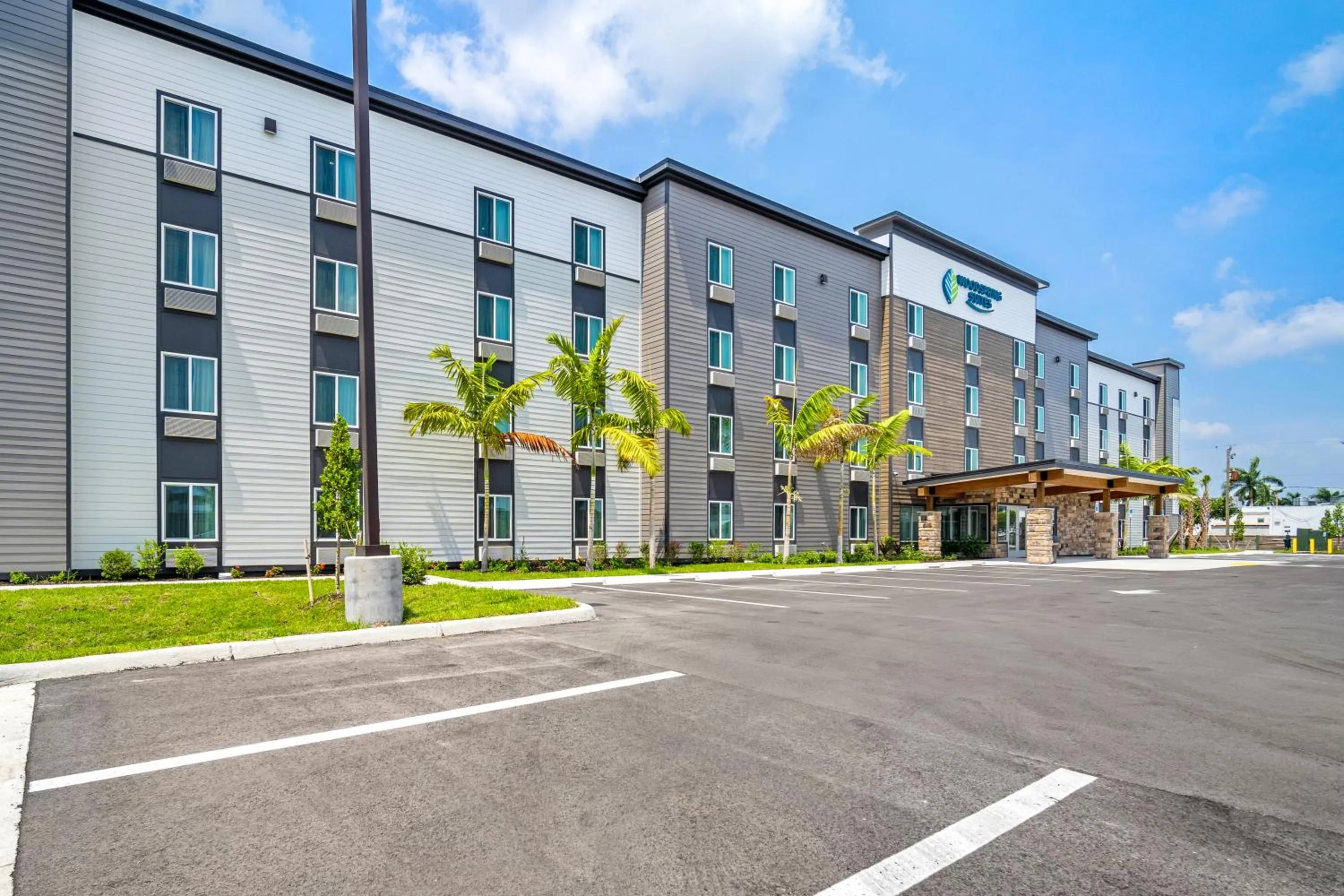 Property building in WoodSpring Suites Fort Myers - Cape Coral