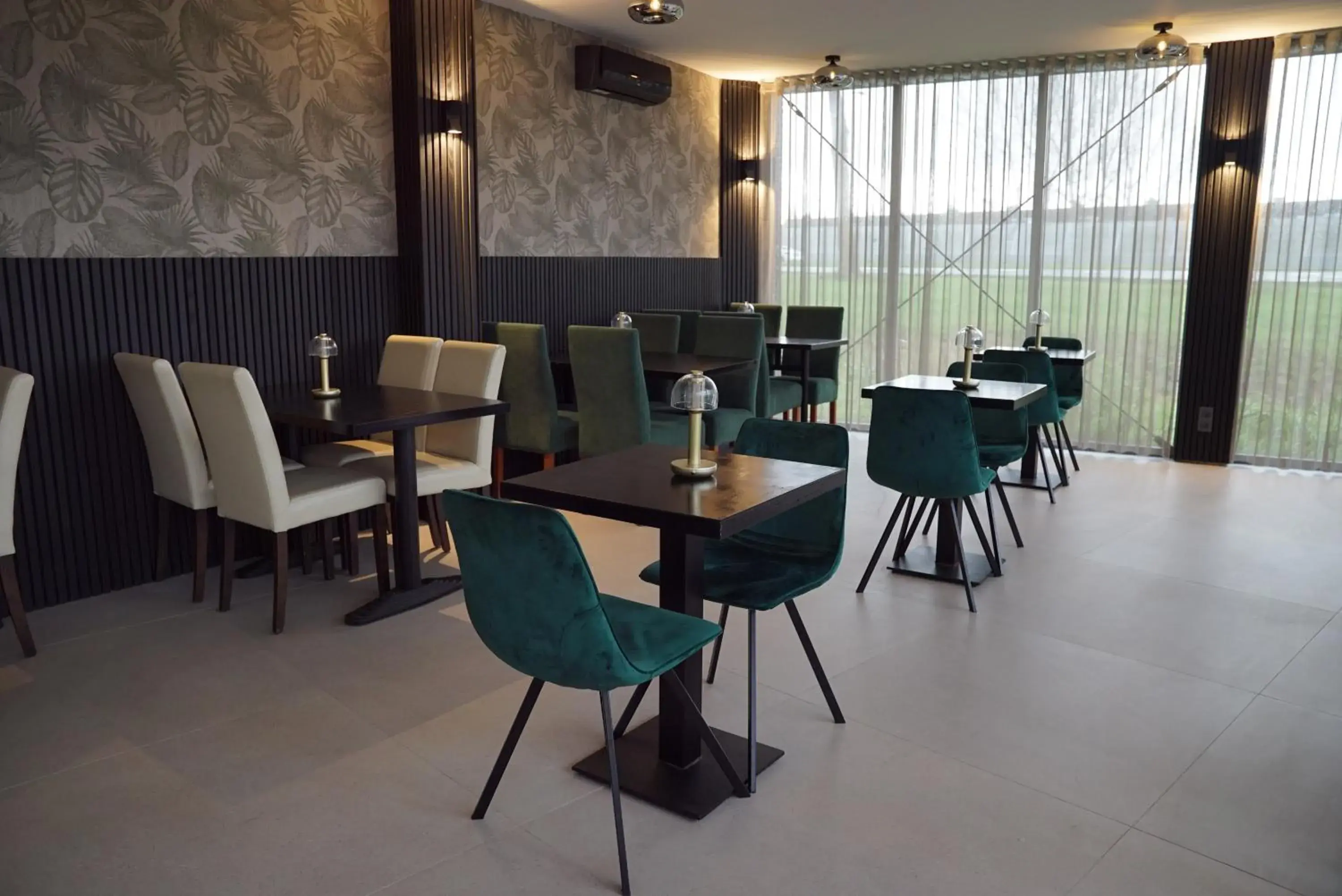 Restaurant/places to eat in MA Airport Hotel Restaurant/places to eat in MA Airport Hotel