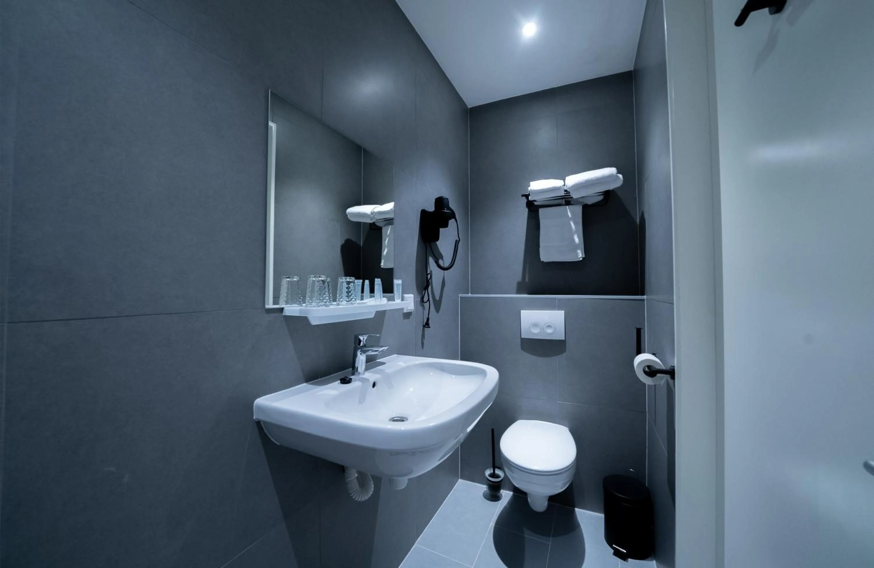 Bathroom in MA Airport Hotel