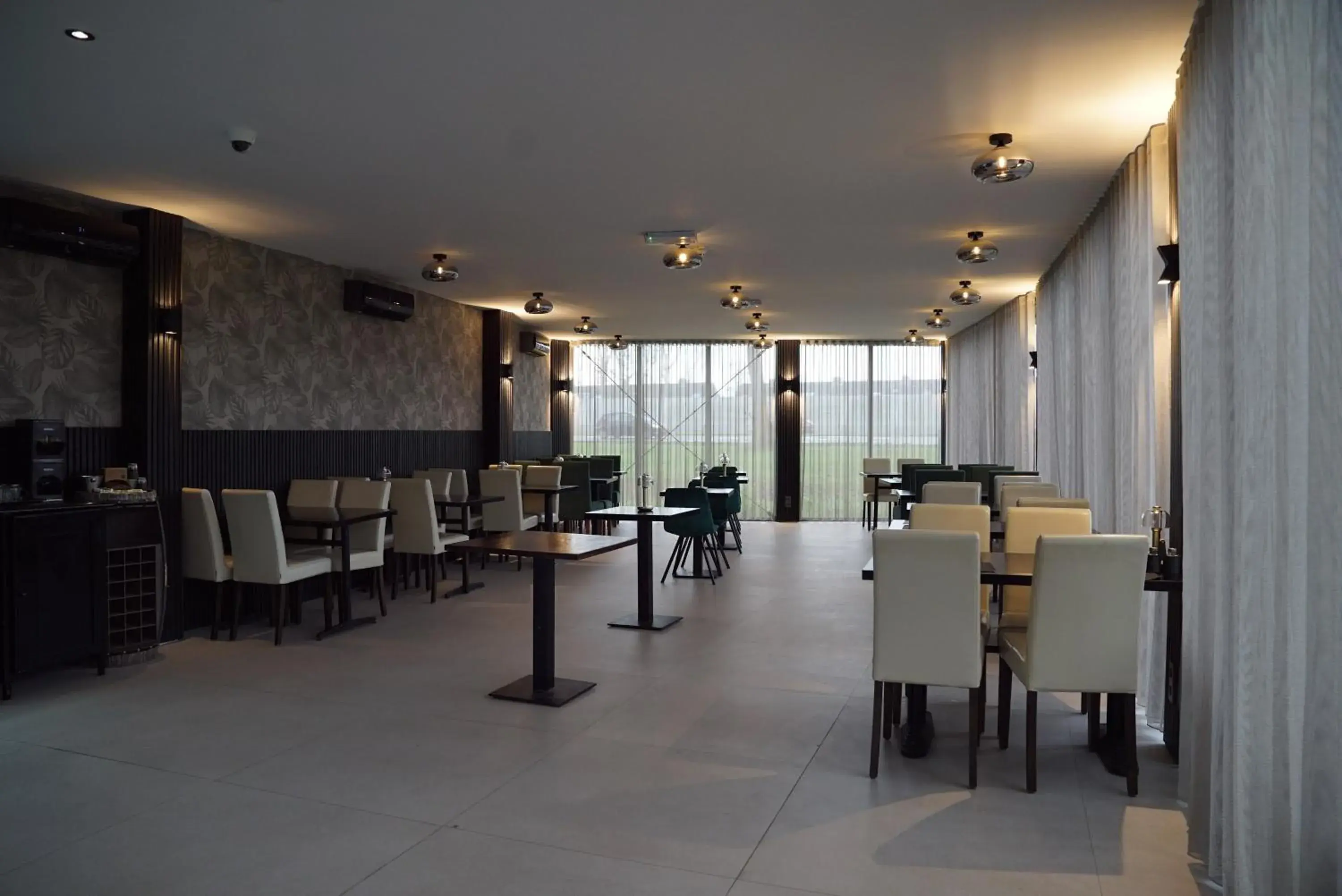 Restaurant/places to eat in MA Airport Hotel Restaurant/places to eat in MA Airport Hotel