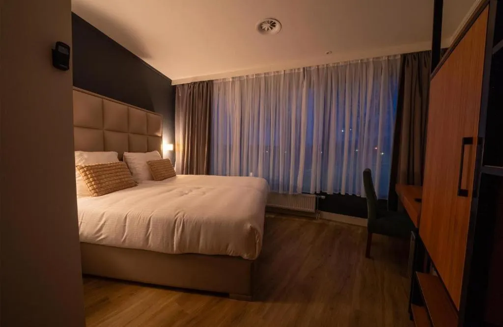 Bed in MA Airport Hotel