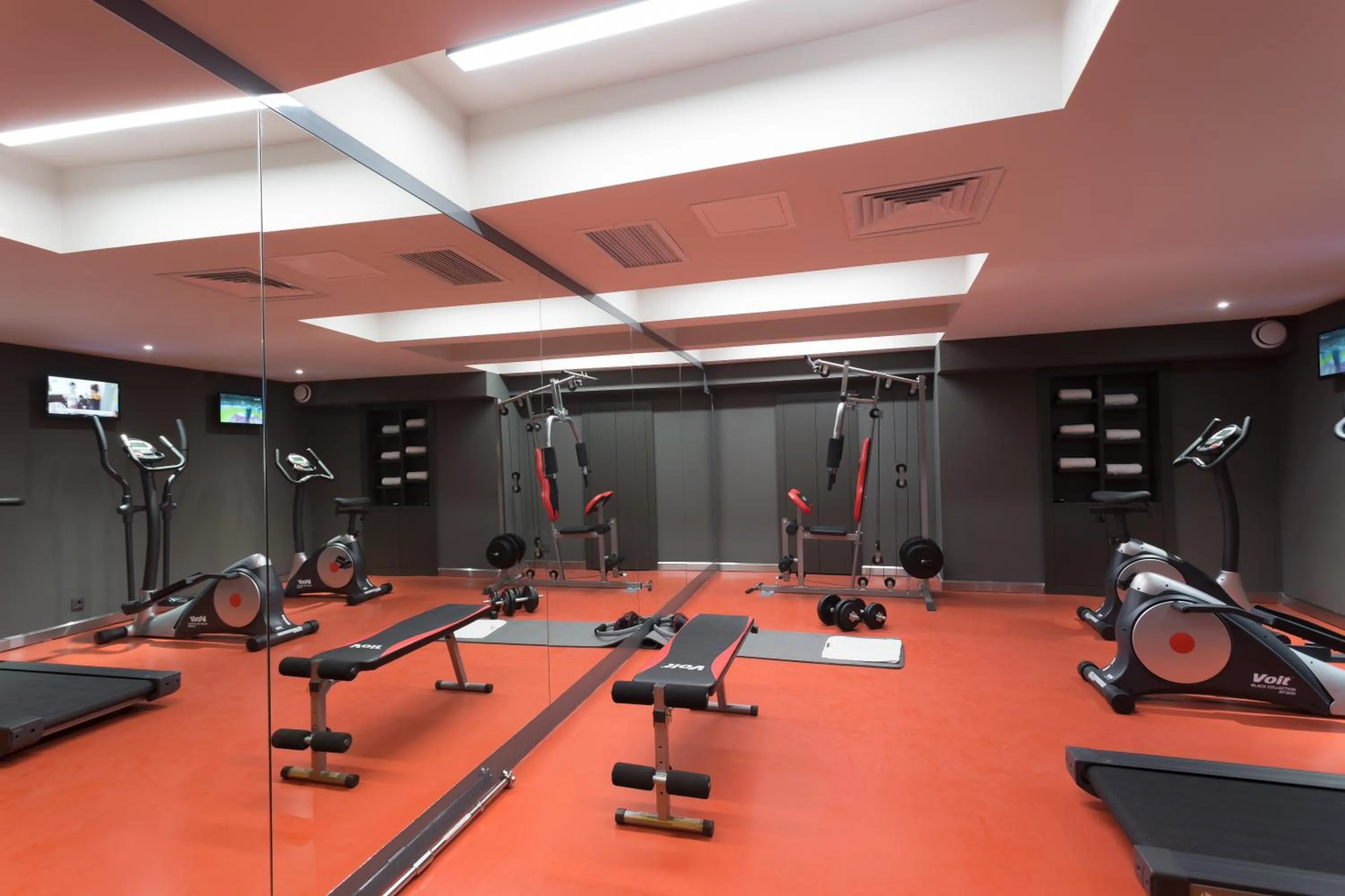 Fitness centre/facilities in Check Inn Suite Hotel & SPA
