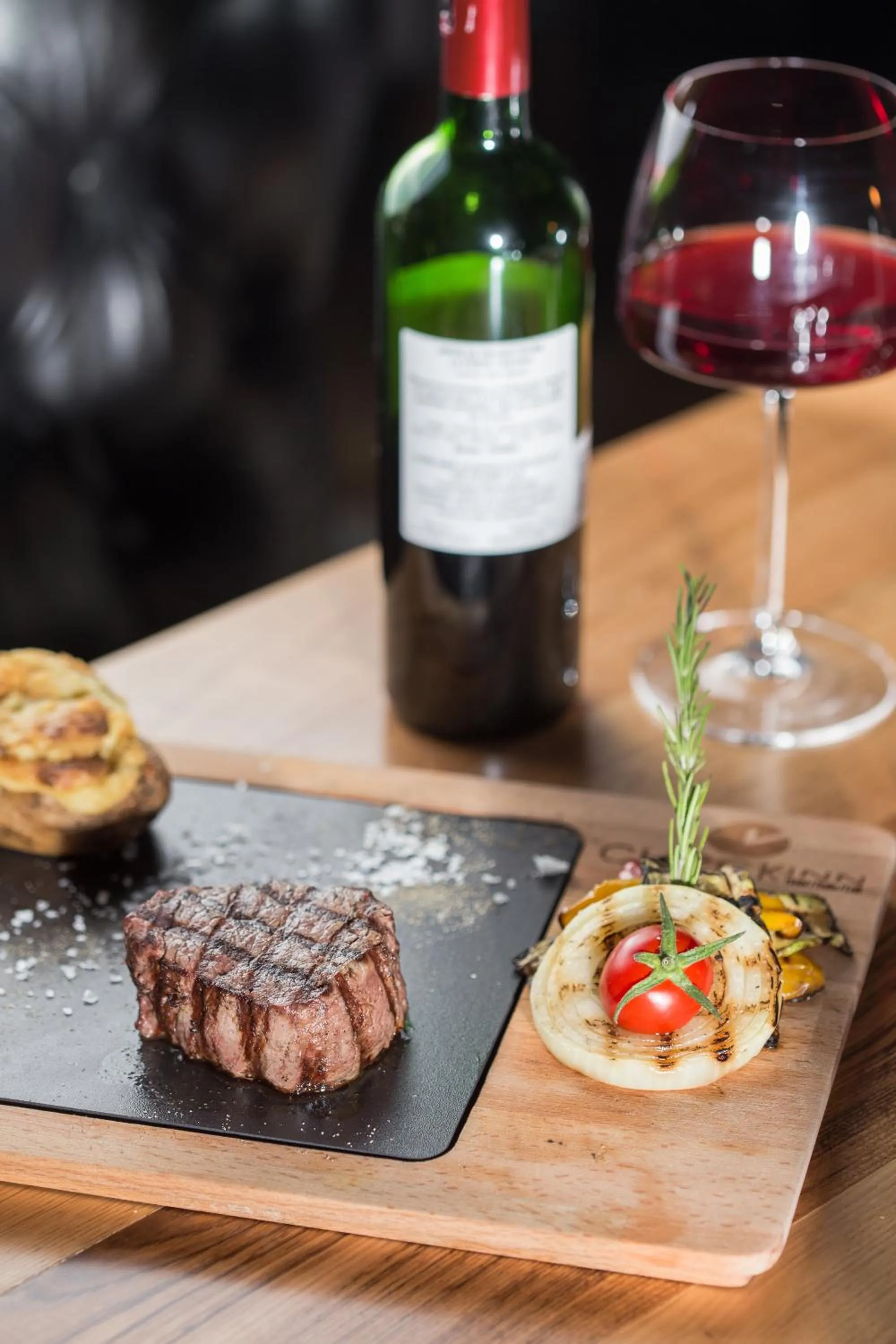 Restaurant/places to eat in Check Inn Suite Hotel & SPA