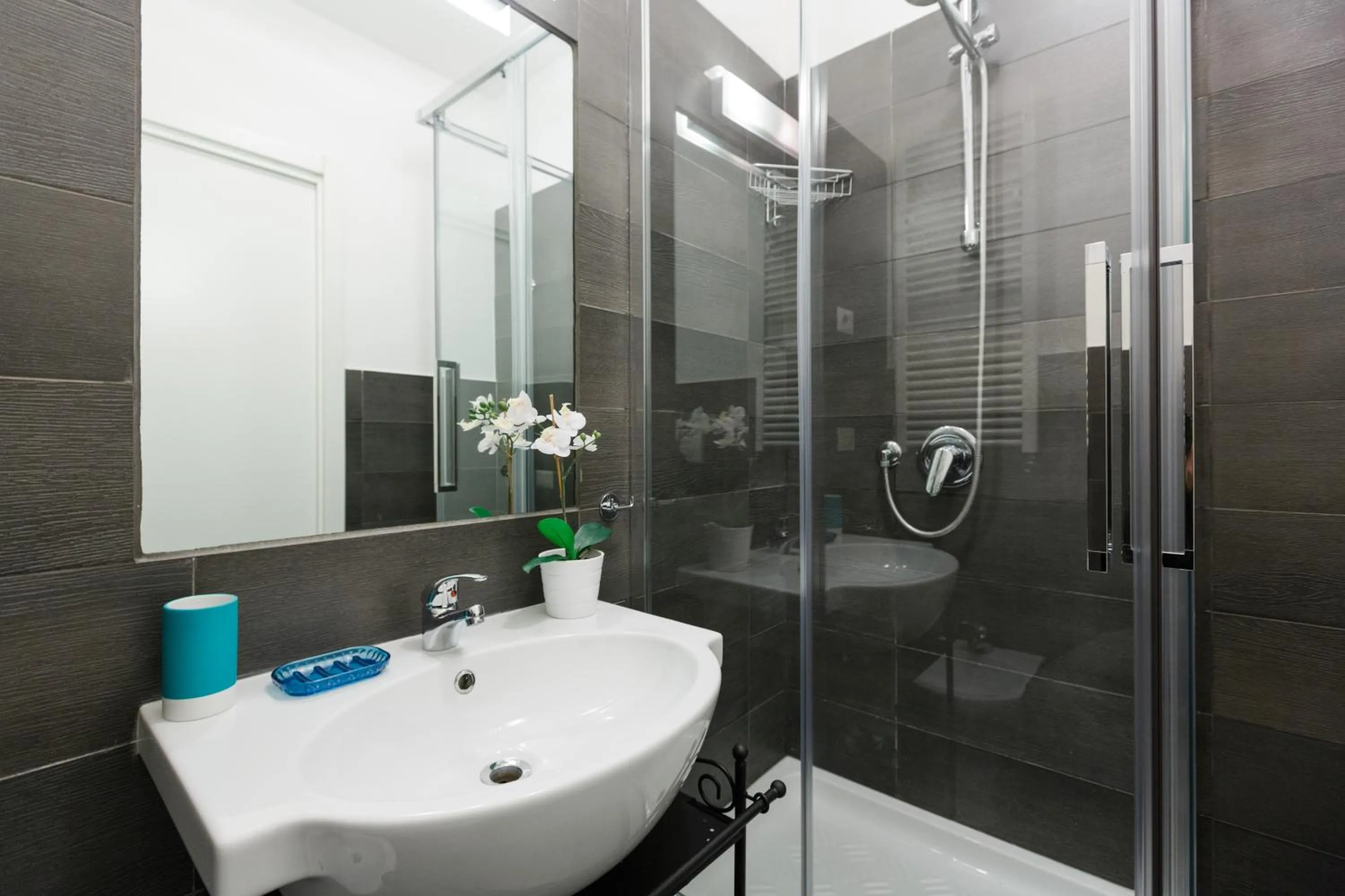 Shower in Roma Trastevere Relais Guest House