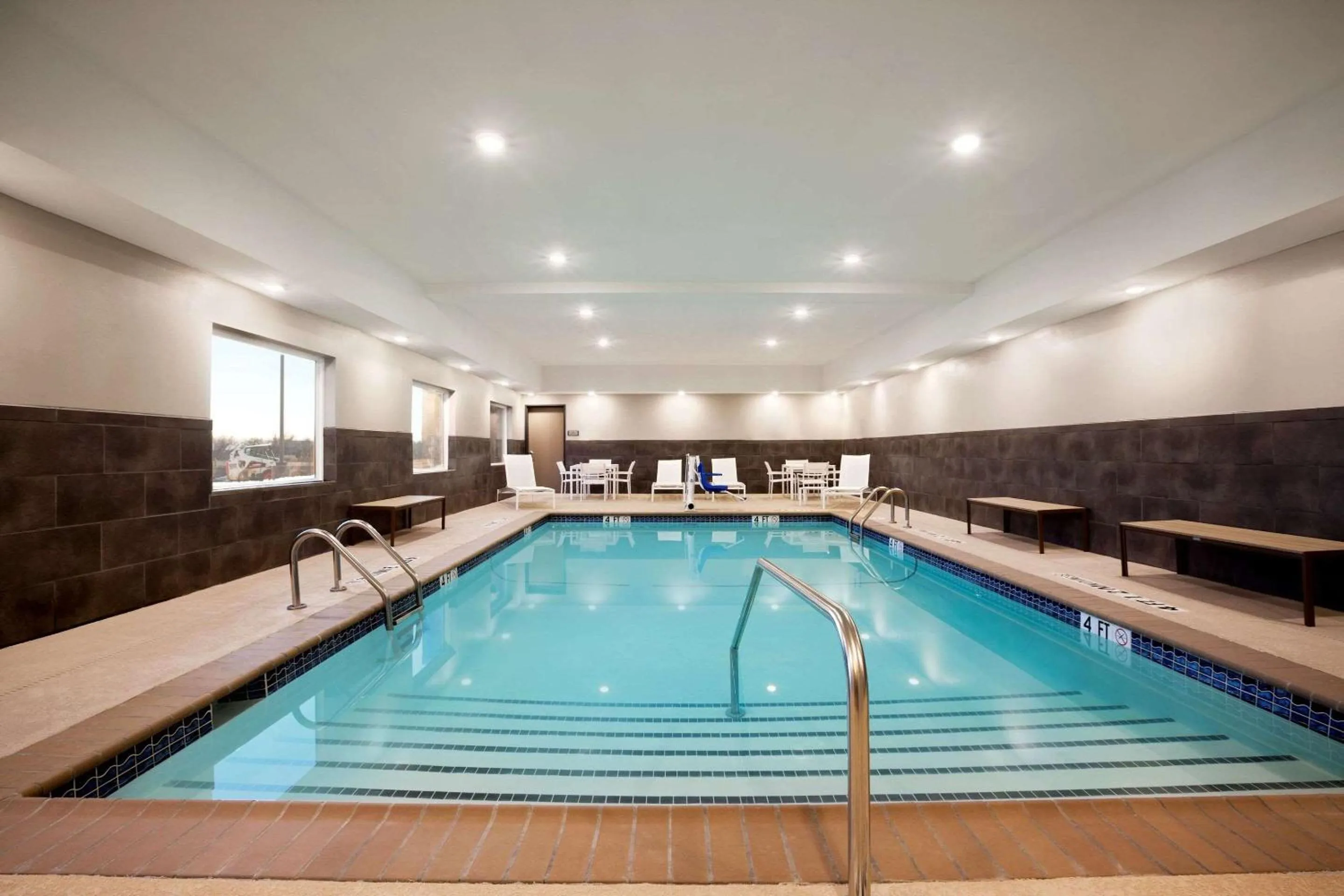 Swimming pool in Country Inn & Suites by Radisson, Enid, OK
