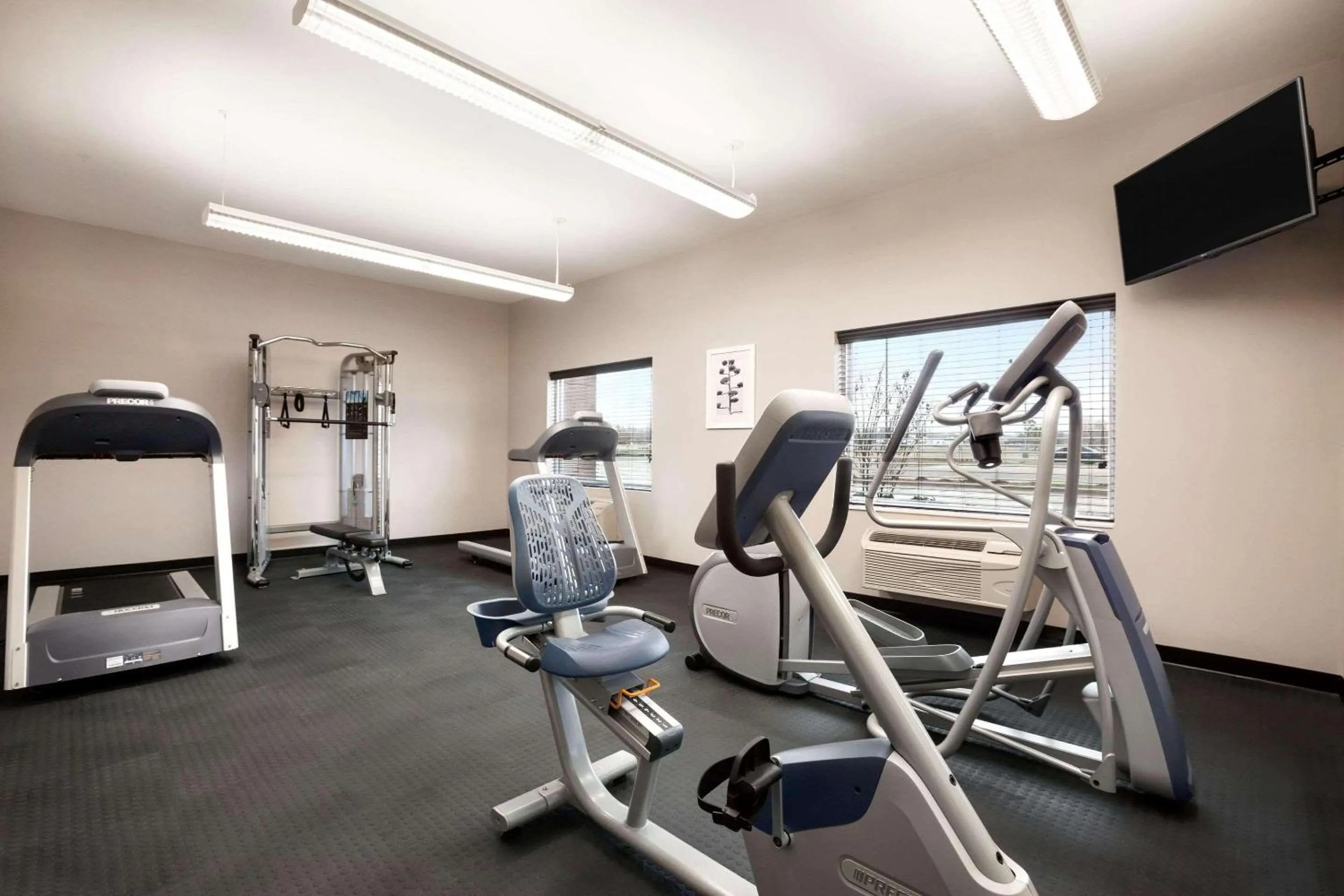 Fitness centre/facilities in Country Inn & Suites by Radisson, Enid, OK
