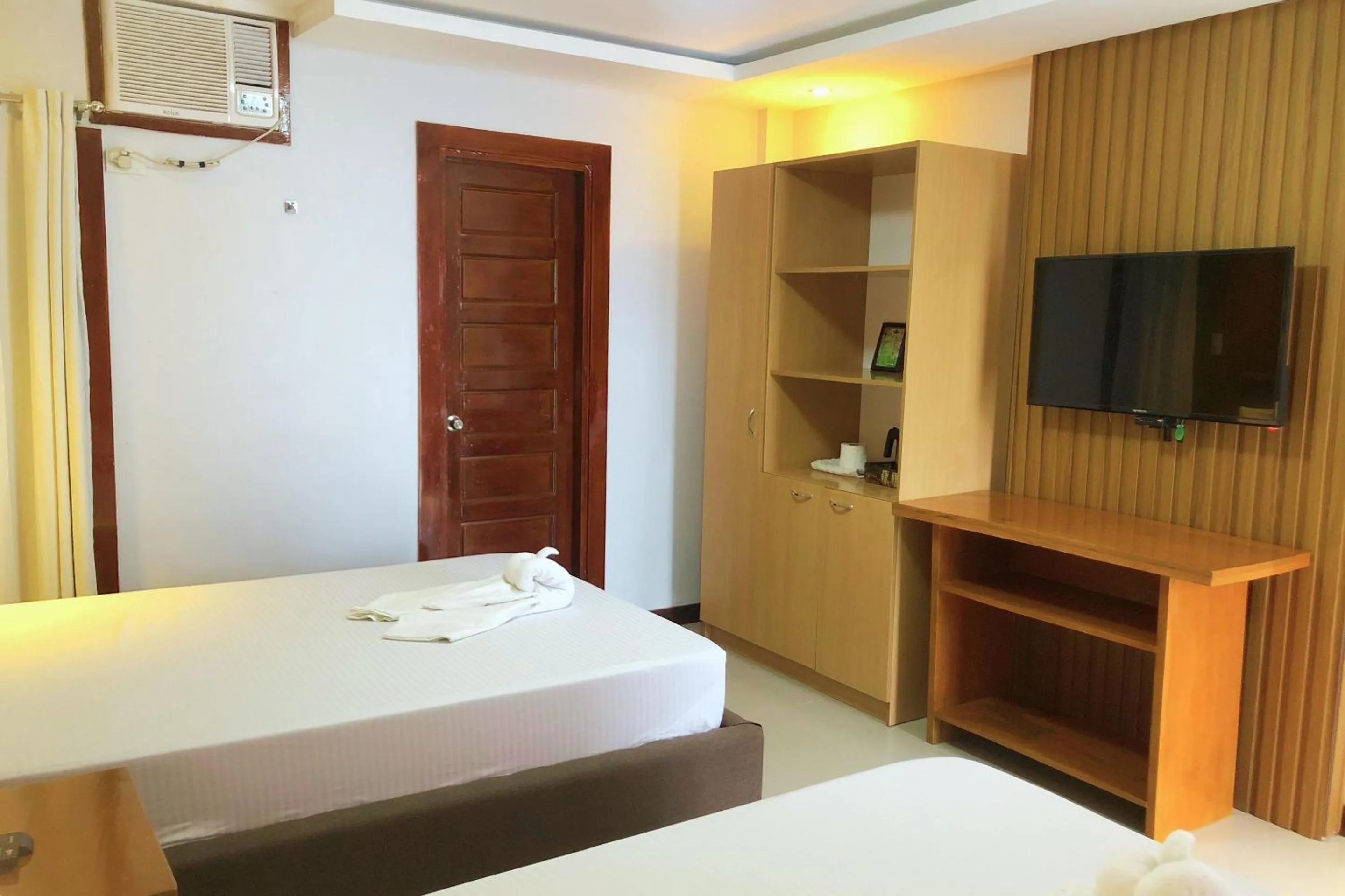 Bed in Orient De Galera Beach Resort