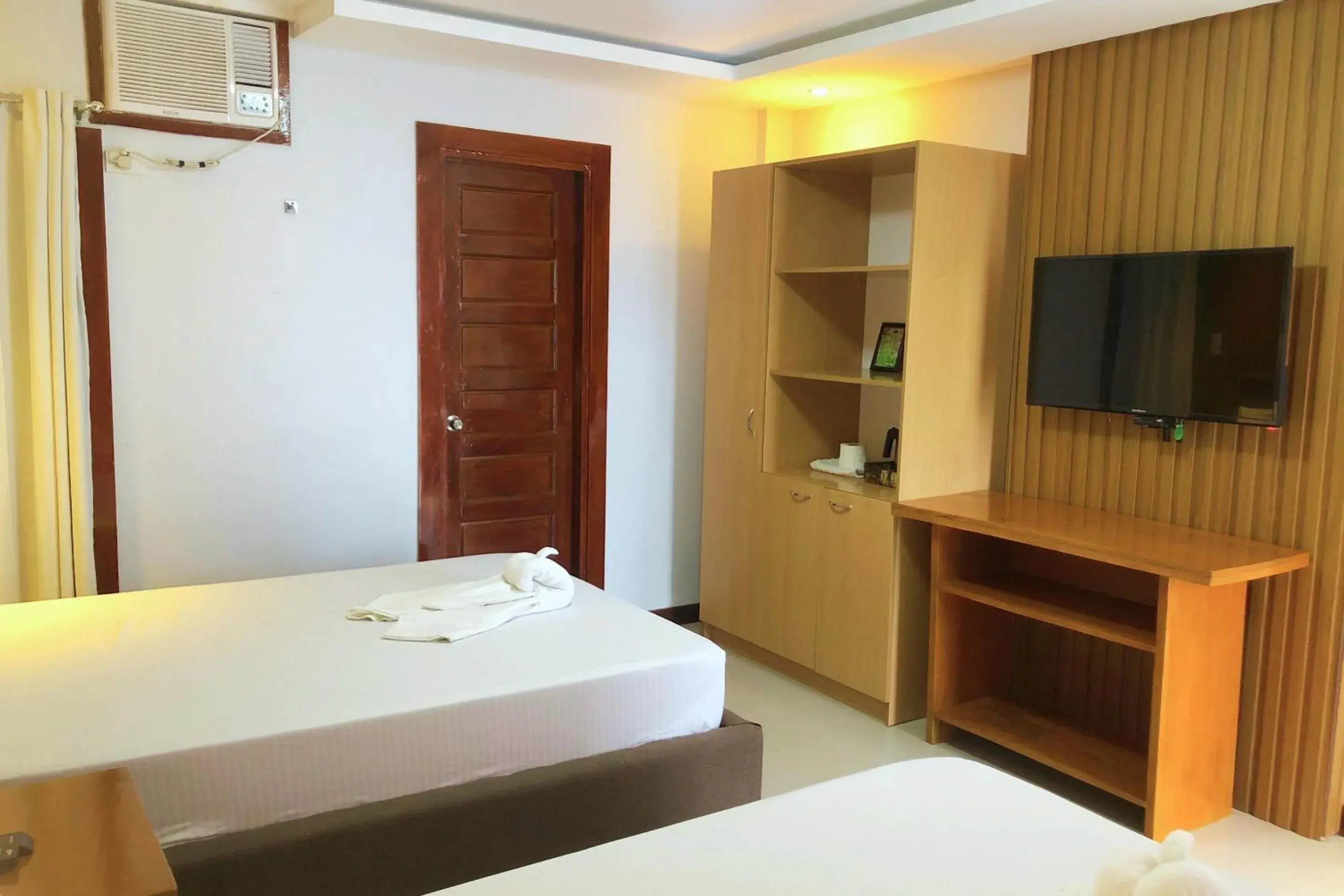 Bed in Orient De Galera Beach Resort Bed in Orient De Galera Beach Resort