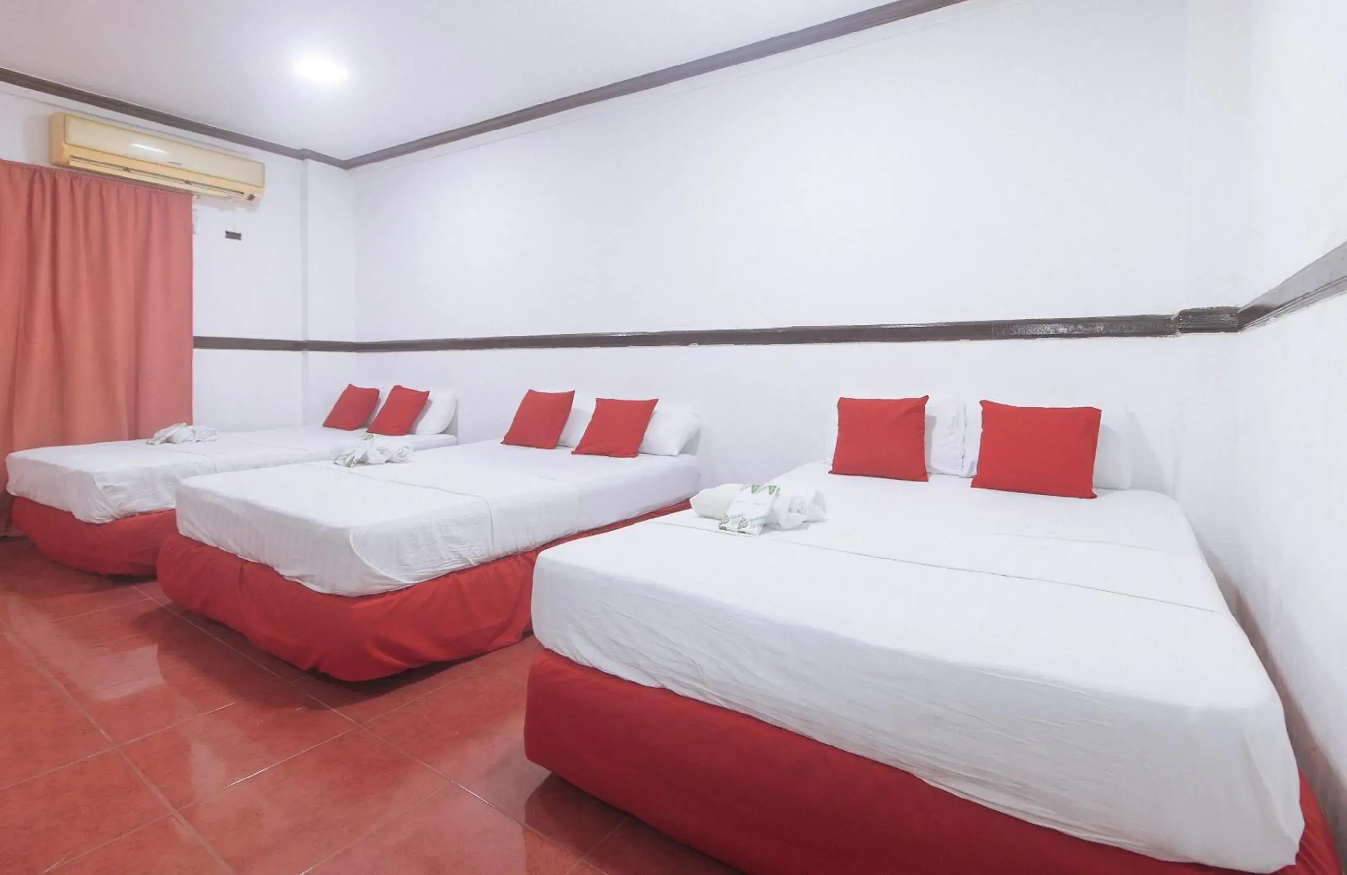Family Room in Max Travellers Inn by RedDoorz Family Room in Max Travellers Inn by RedDoorz