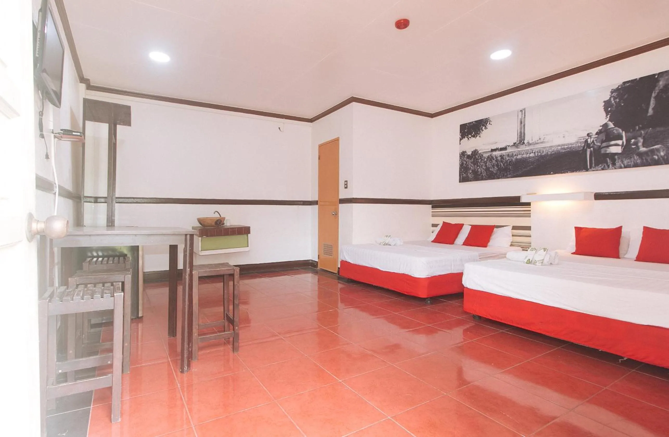 Quadruple Room in Max Travellers Inn by RedDoorz