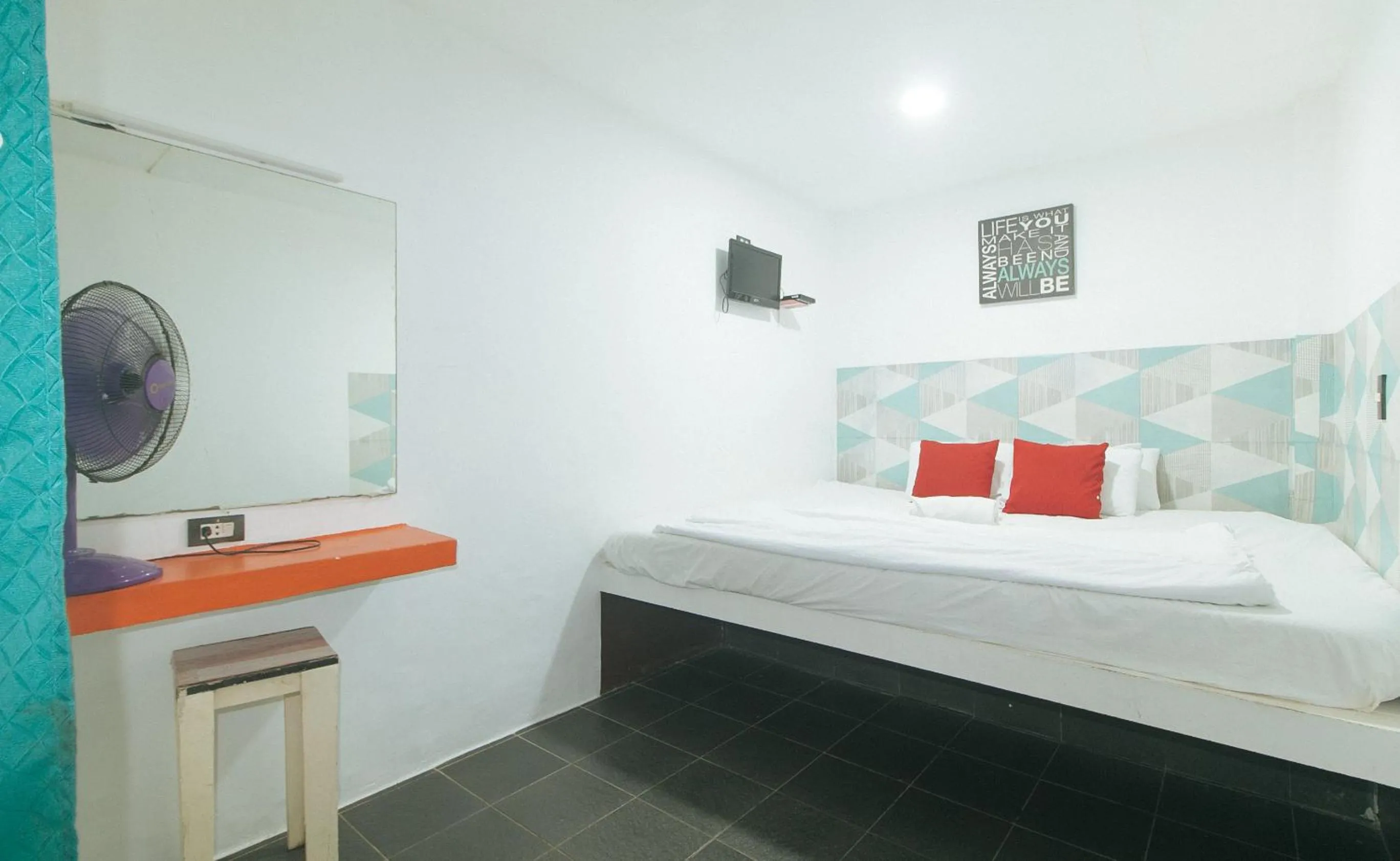 Standard Double Room with Fan in Max Travellers Inn by RedDoorz