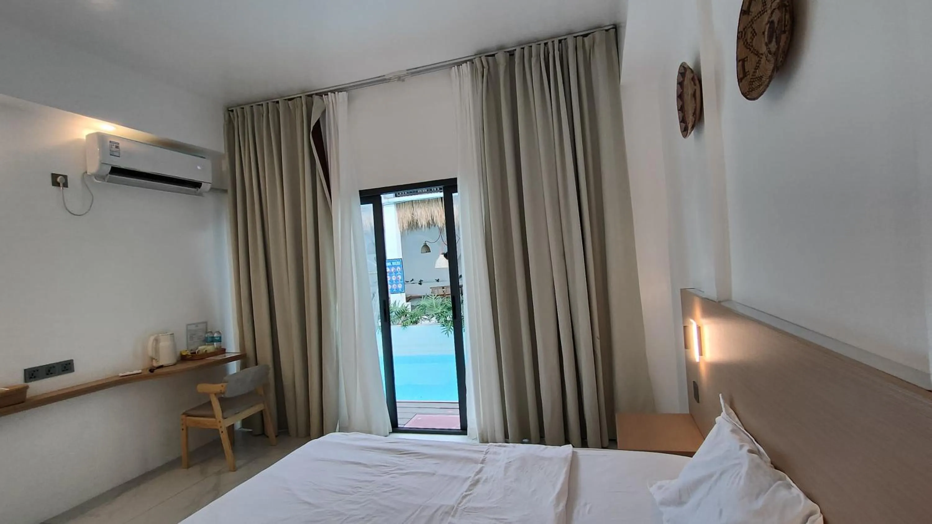 Pool view, Bed in Diving Addiction Resort