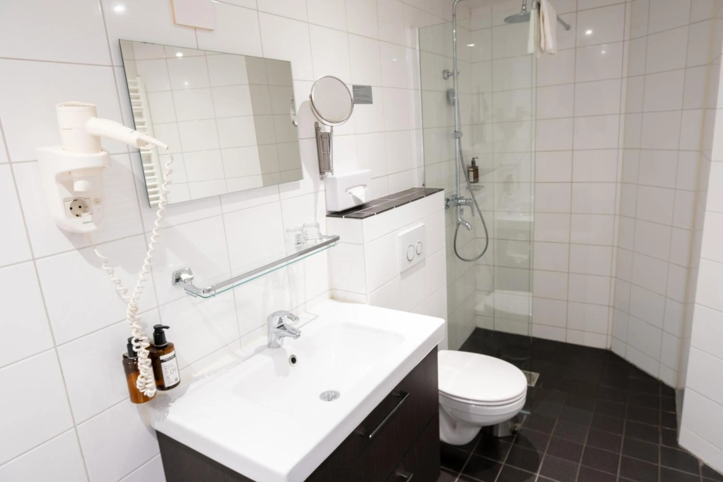 Shower in Ambassador City Centre Hotel