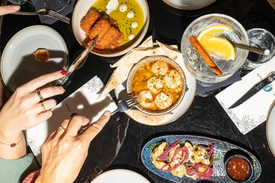 Food and drinks in Ambassador City Centre Hotel