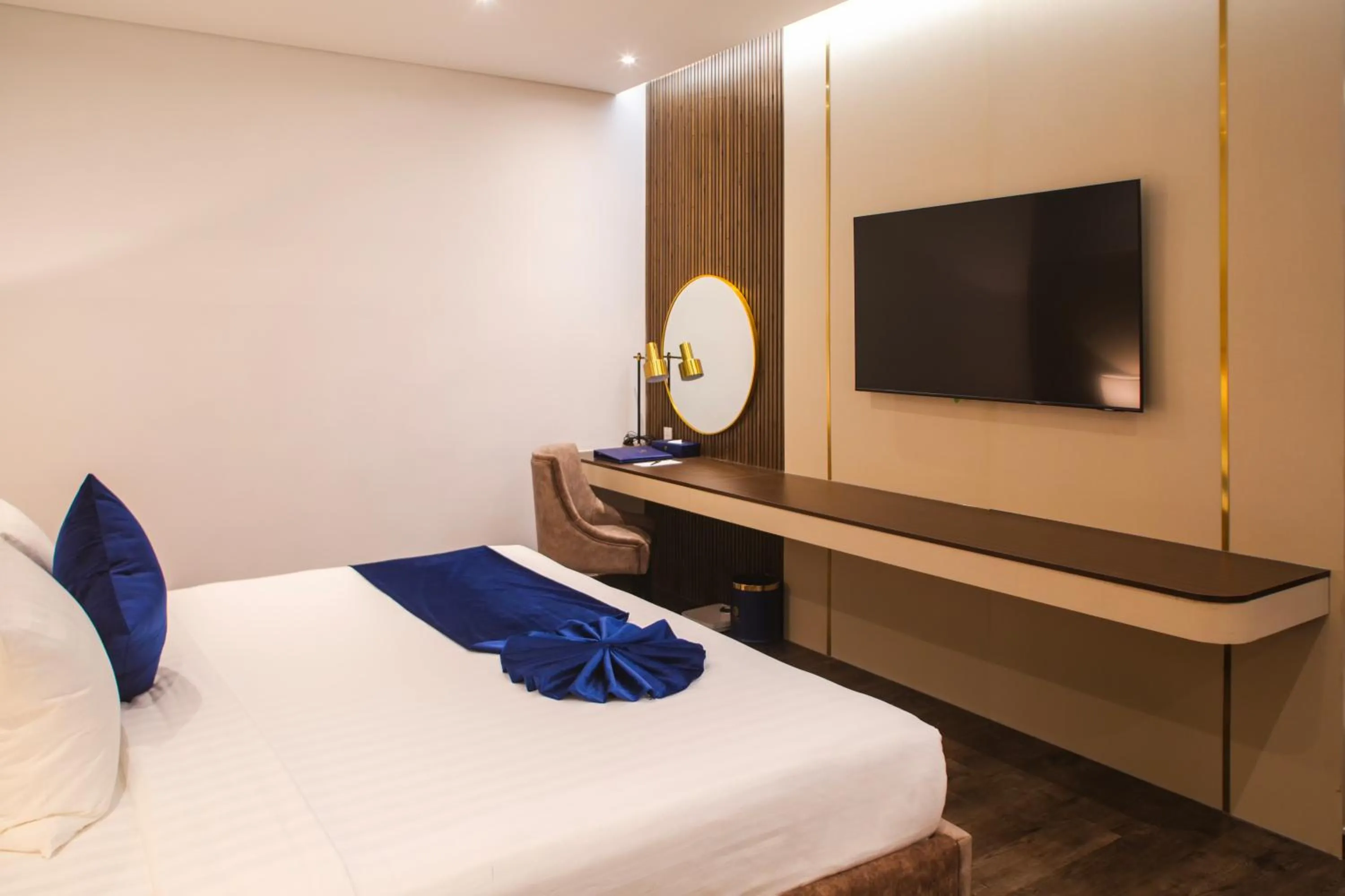 Communal lounge/ TV room, Bed in SANDALS AQUILA HOTEL