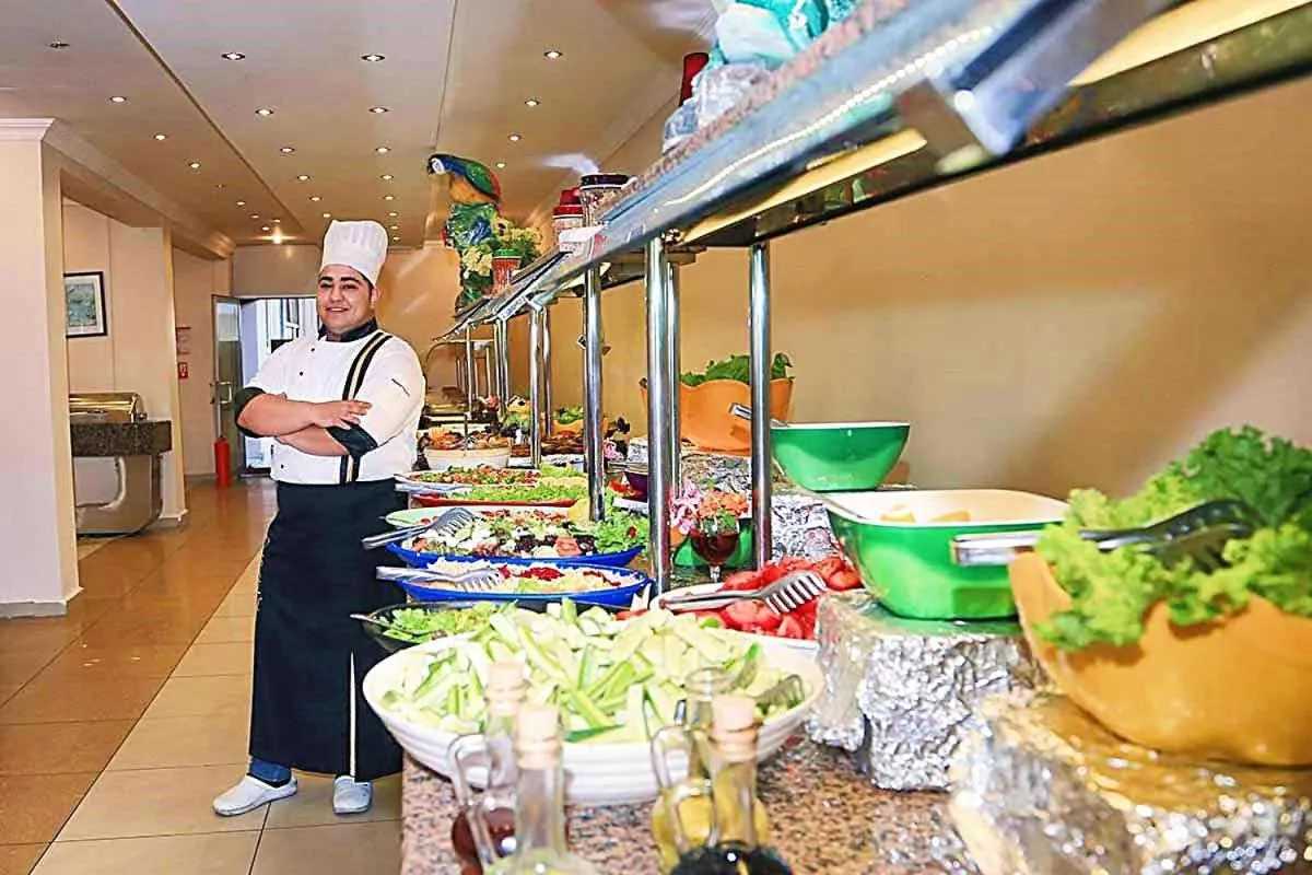 Restaurant/places to eat in Club Bayar Beach Hotel