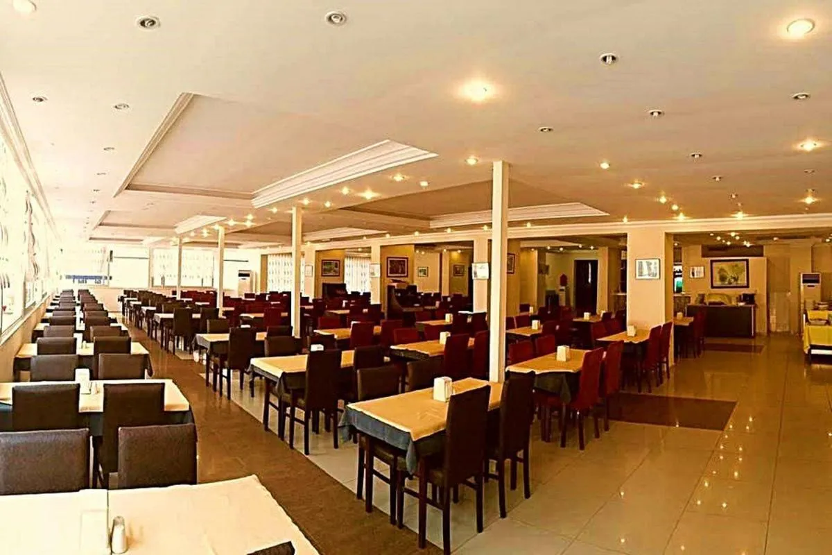 Restaurant/places to eat in Club Bayar Beach Hotel