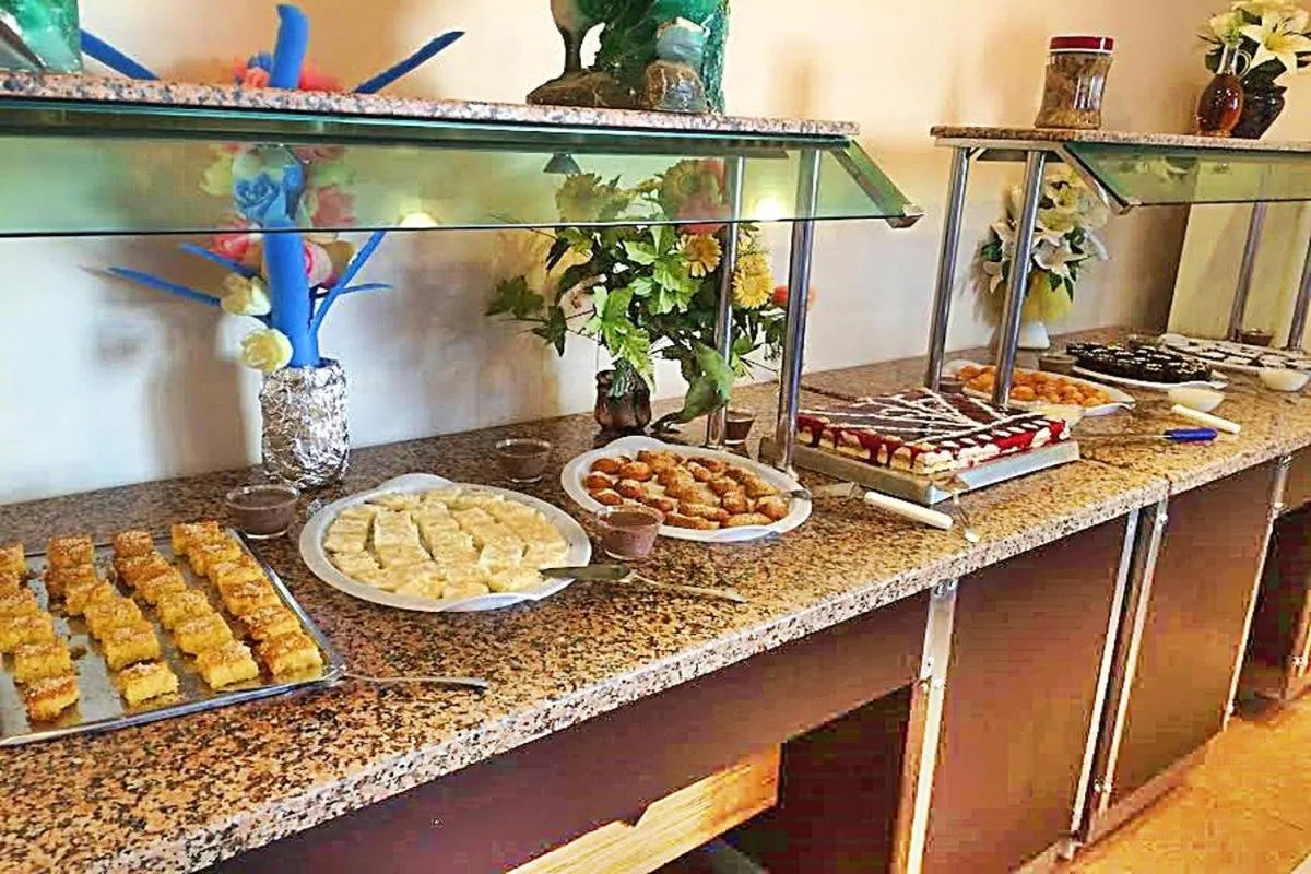 Food and drinks in Club Bayar Beach Hotel