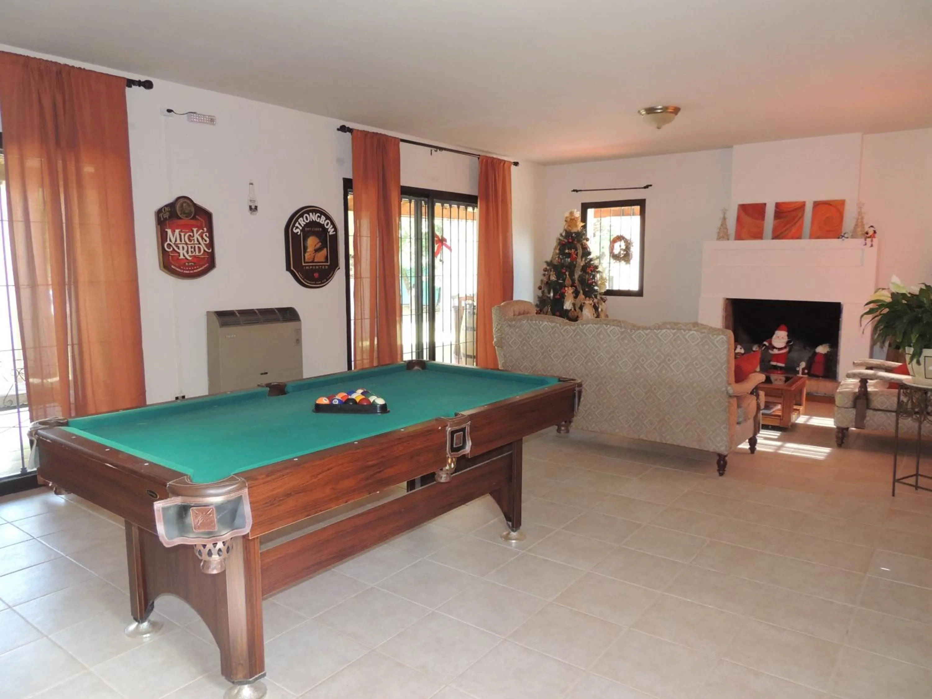 Communal lounge/ TV room in Villa Niagara